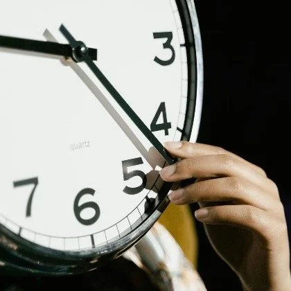 Get my practical tips for easing into the change of the clocks this weekend. 
Link in bio

#springforward #timechange #healthylifestyle #healthcoach