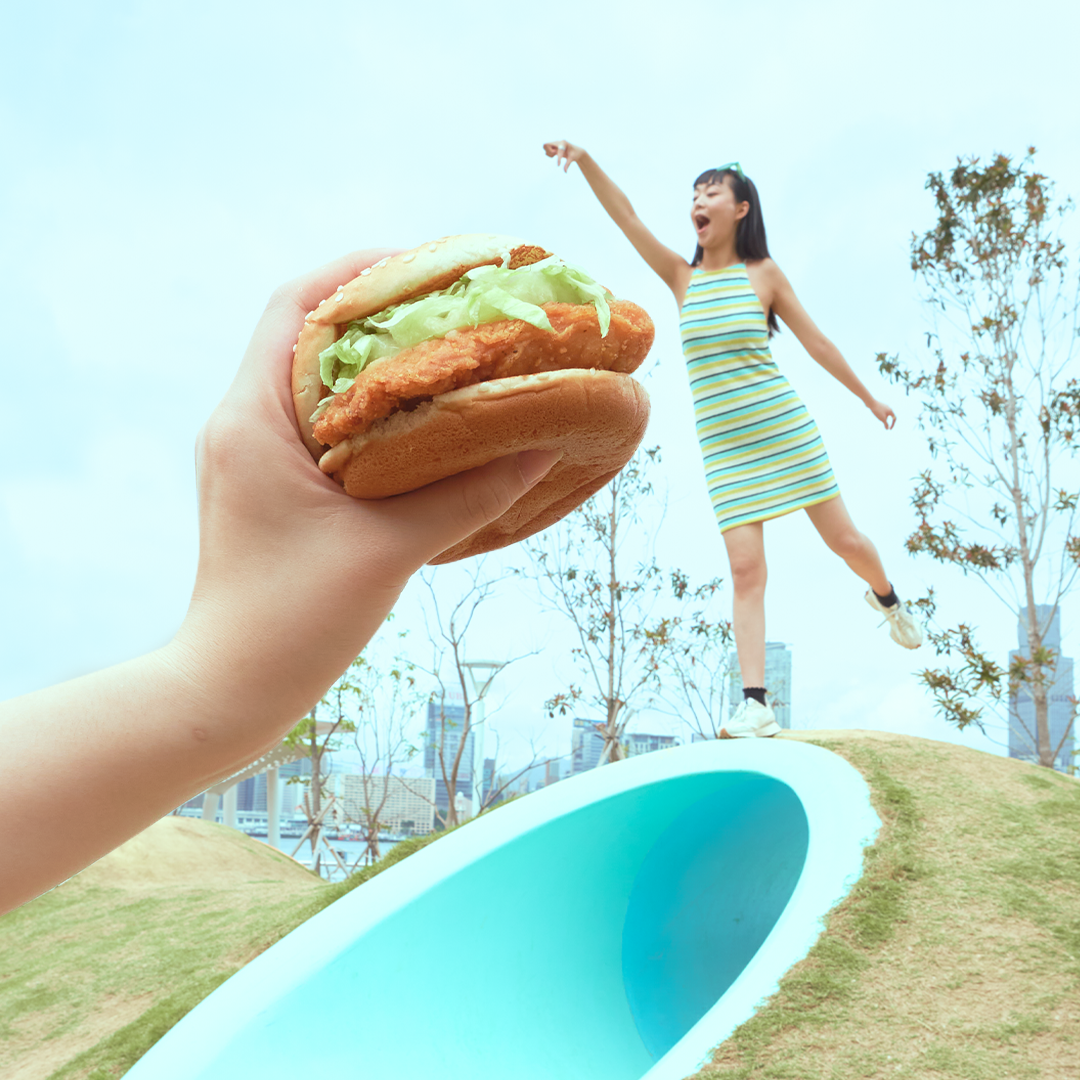 一手拎得起嘅初夏滋味😎⁣
⁣
#清甜菠蘿配脆辣雞腿飽⁣
#SoSummerSoFresh⁣
#麥當勞App獨家優惠⁣
#imlovinit #McDonaldsHK