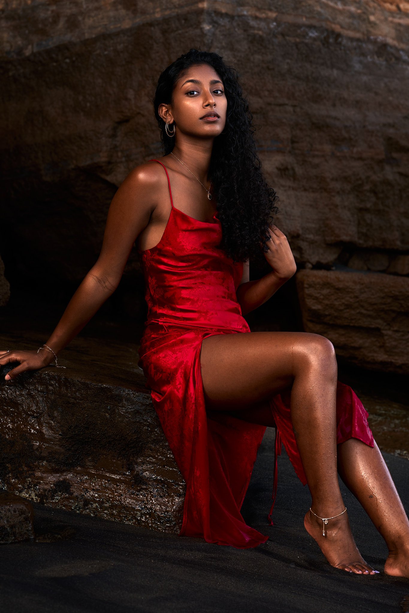 Modèle en robe rouge à trois rivière en gualoupe.