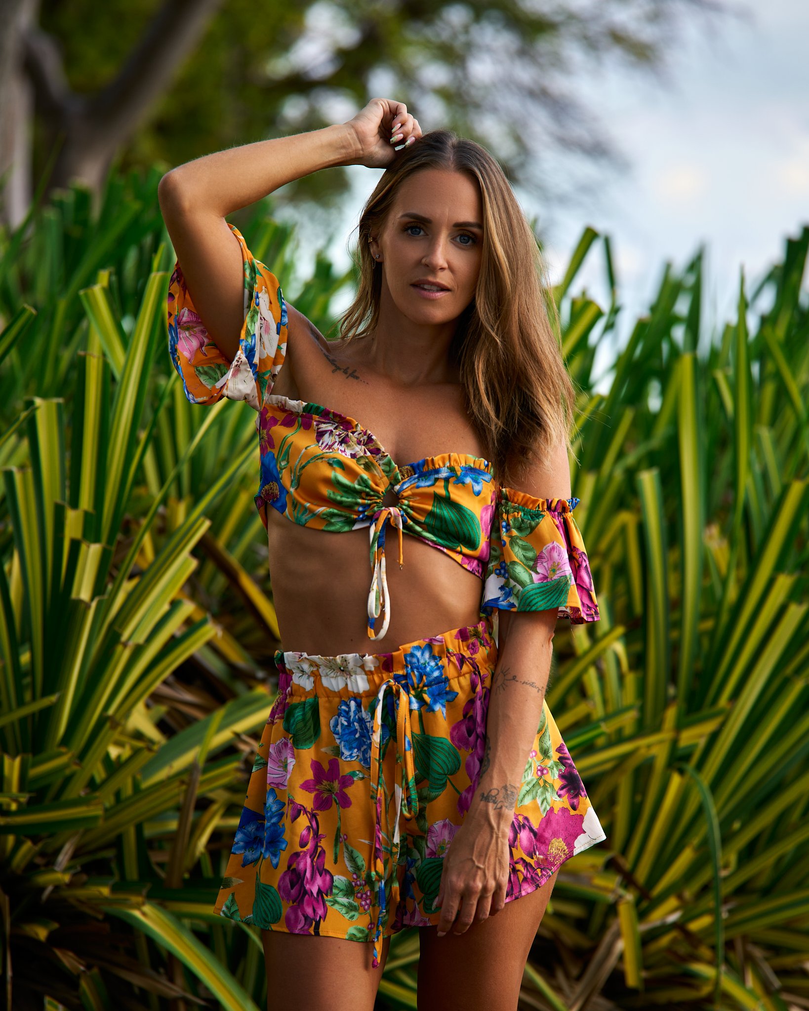 Modèle en tenue deux pièces.