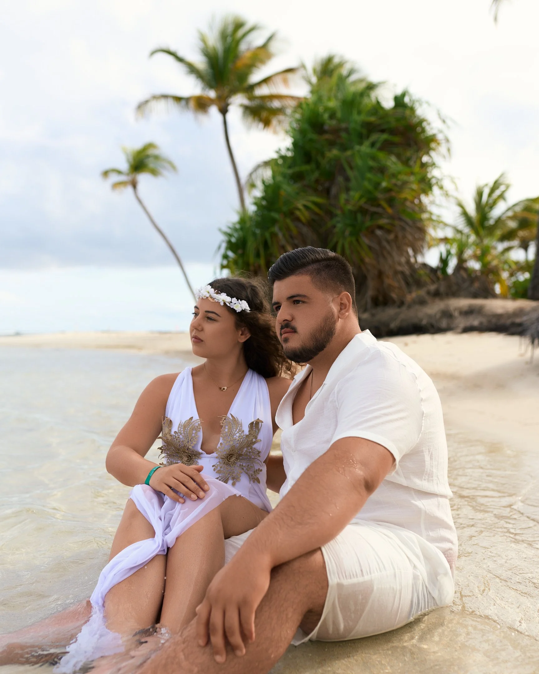 Un couple assis sur la plage.