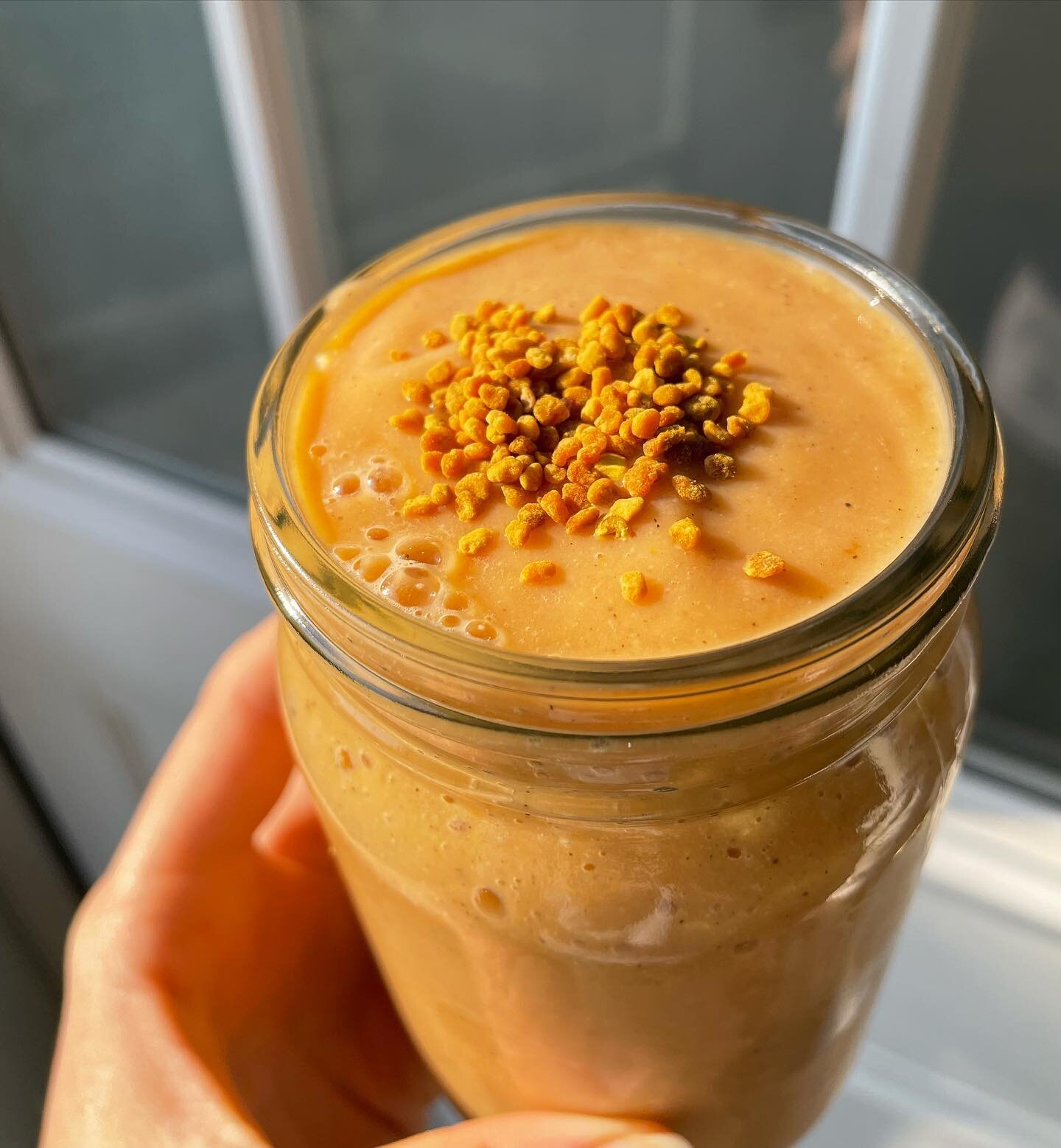 💛☀️A good morning ☀️💛

Papaya 
Banana 
Oats
Fig 
Cinnamon
Bee pollen 

Smoothies are the perfect opportunity to combine your favorite flavors 😋