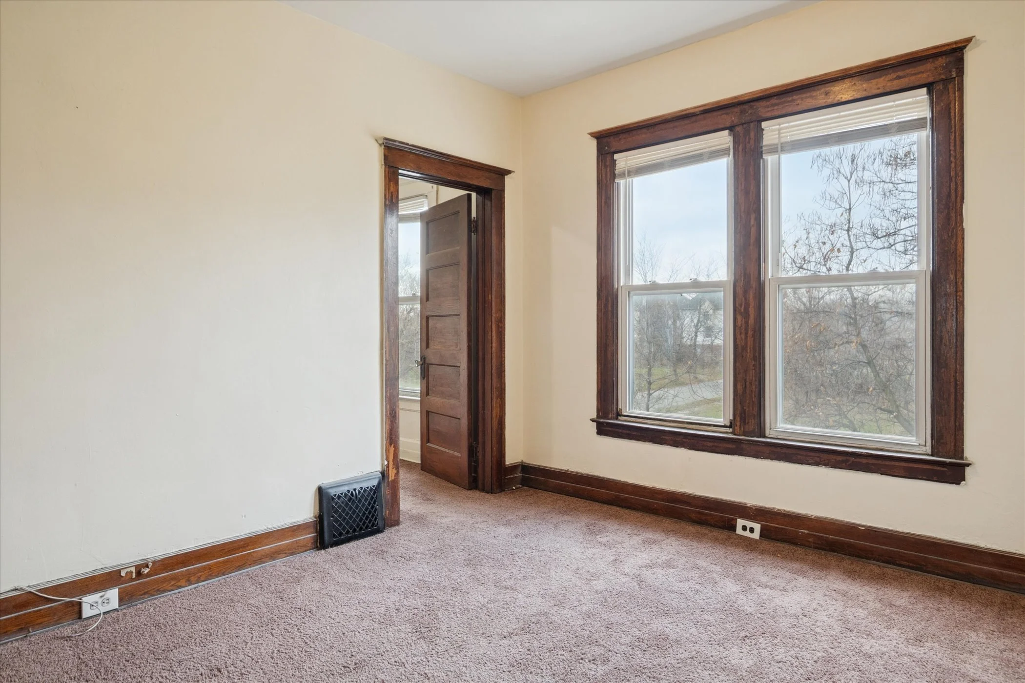 21-3826 Vermont St _3 dining room.jpg