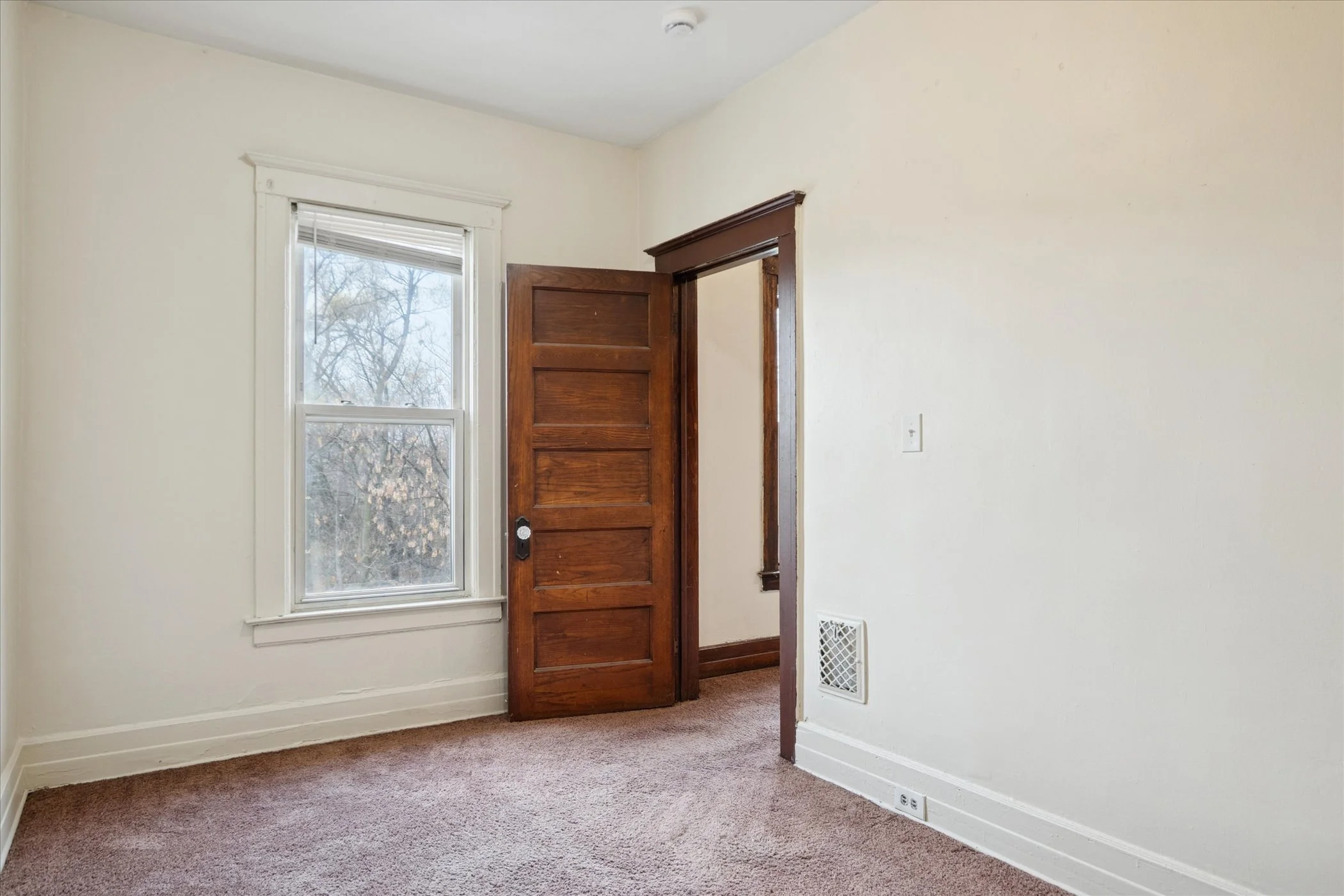 25-3826 Vermont St _3 living room.jpg