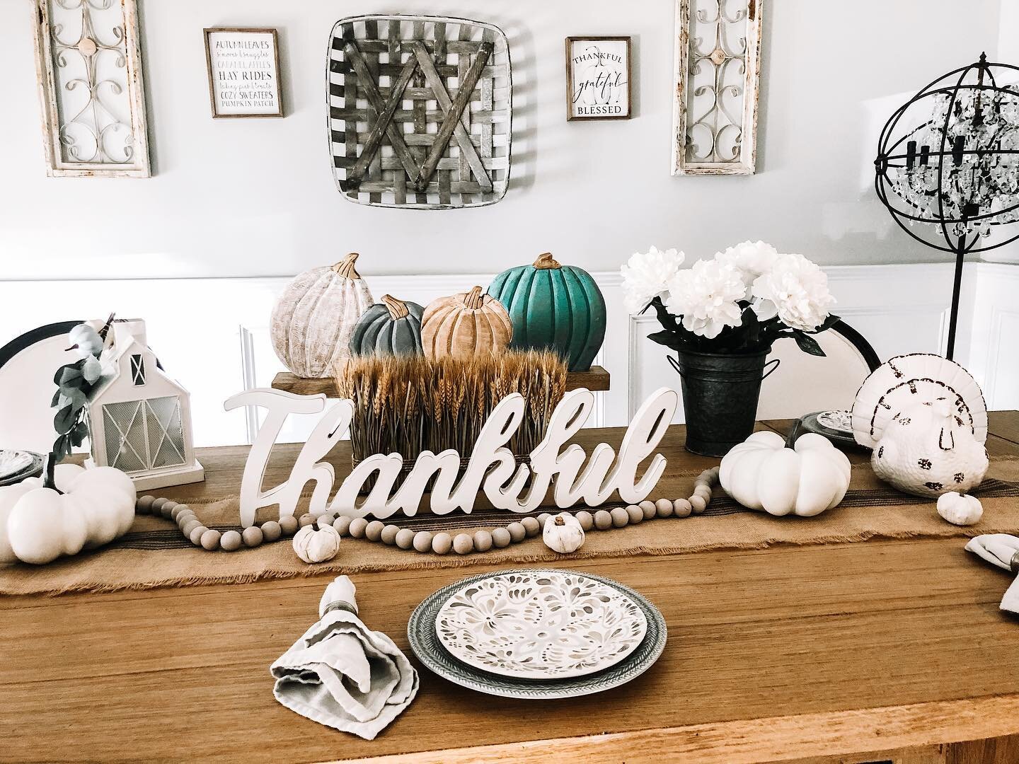 ✨T H A N K F U L✨⠀
⠀
Lil table inspiration for this fall like morning! 🍁 Simple with a little pop of color - my fave! ⠀
⠀
I&rsquo;m so thankful for all of you and my family ❤️ 2020 has definitely been a rollercoaster but there is positive around it.