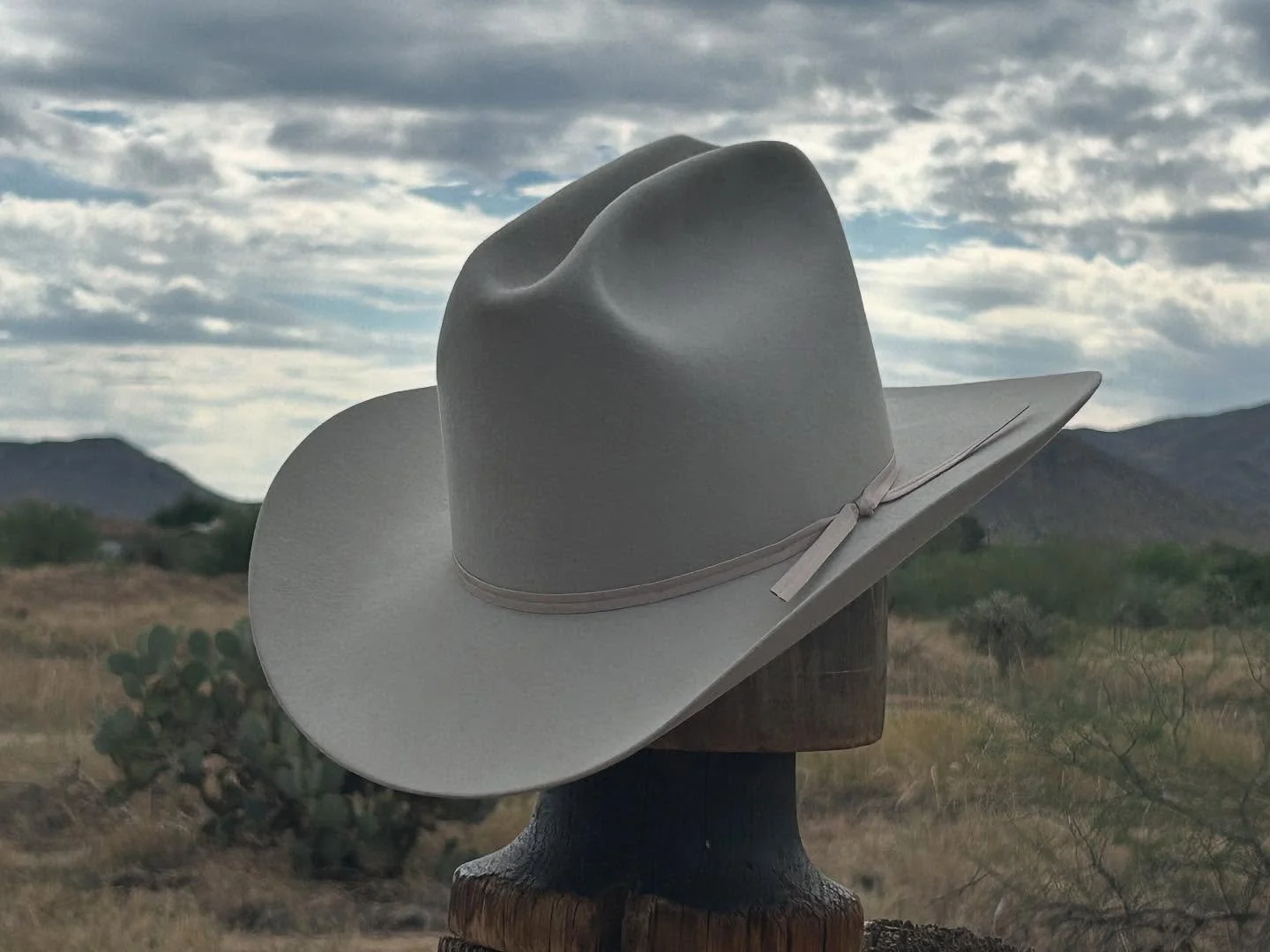 Staying here in Arizona, this tall crown pure beaver in silverbelly has all the old school vibe we love! It has a conservative 3.5 inch brim with thin 2 ply ribbon to match the felt, but the proportions of the crown to brim really make the hat for me