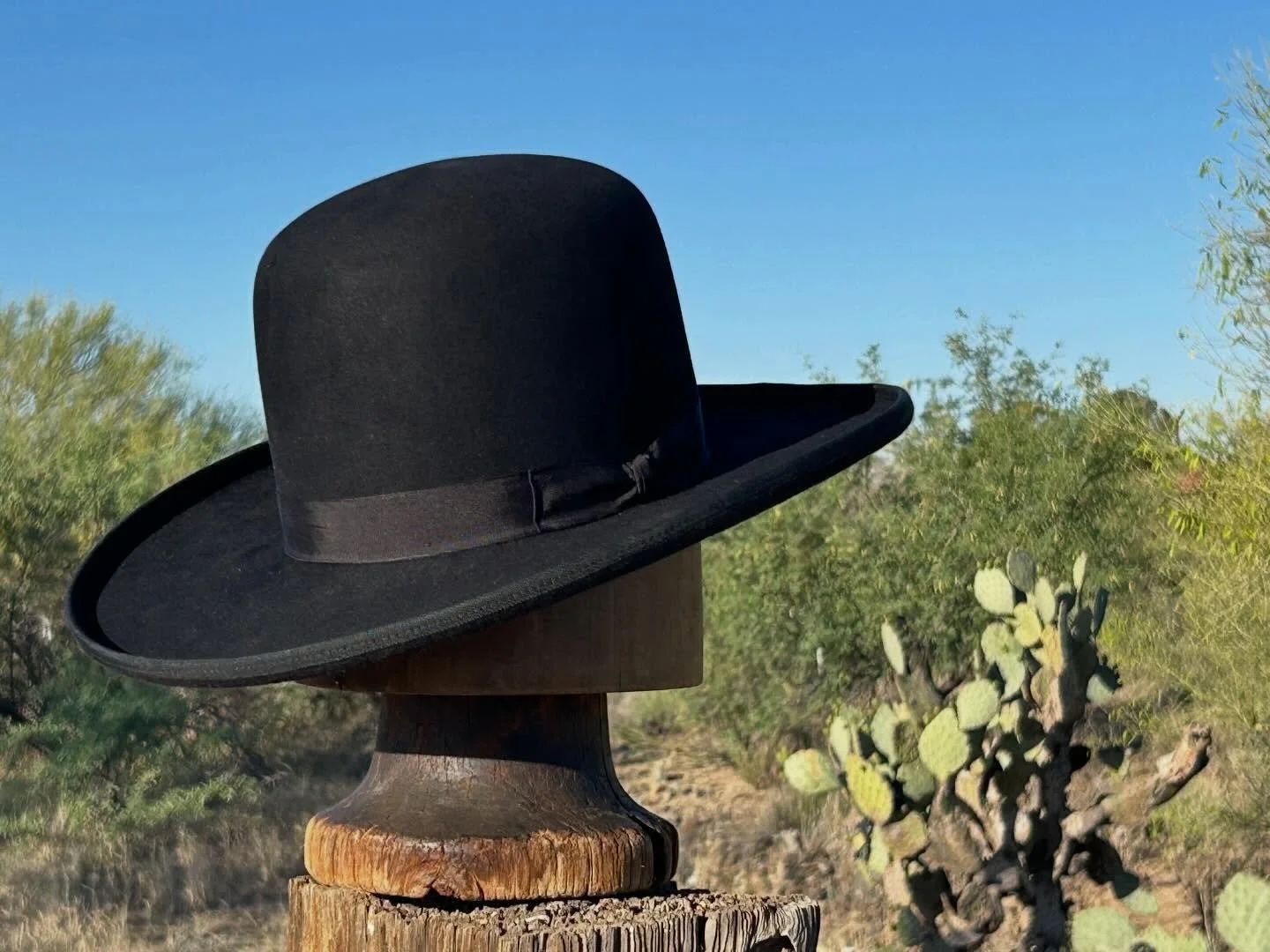 I really just love the old west vibe of this hat, nice and simple, and in the pure beaver belly black is super sharp. The bound edge adds nice detail, but also some rigidity to the brim. Thanks for taking a look and let me know if you have any questi