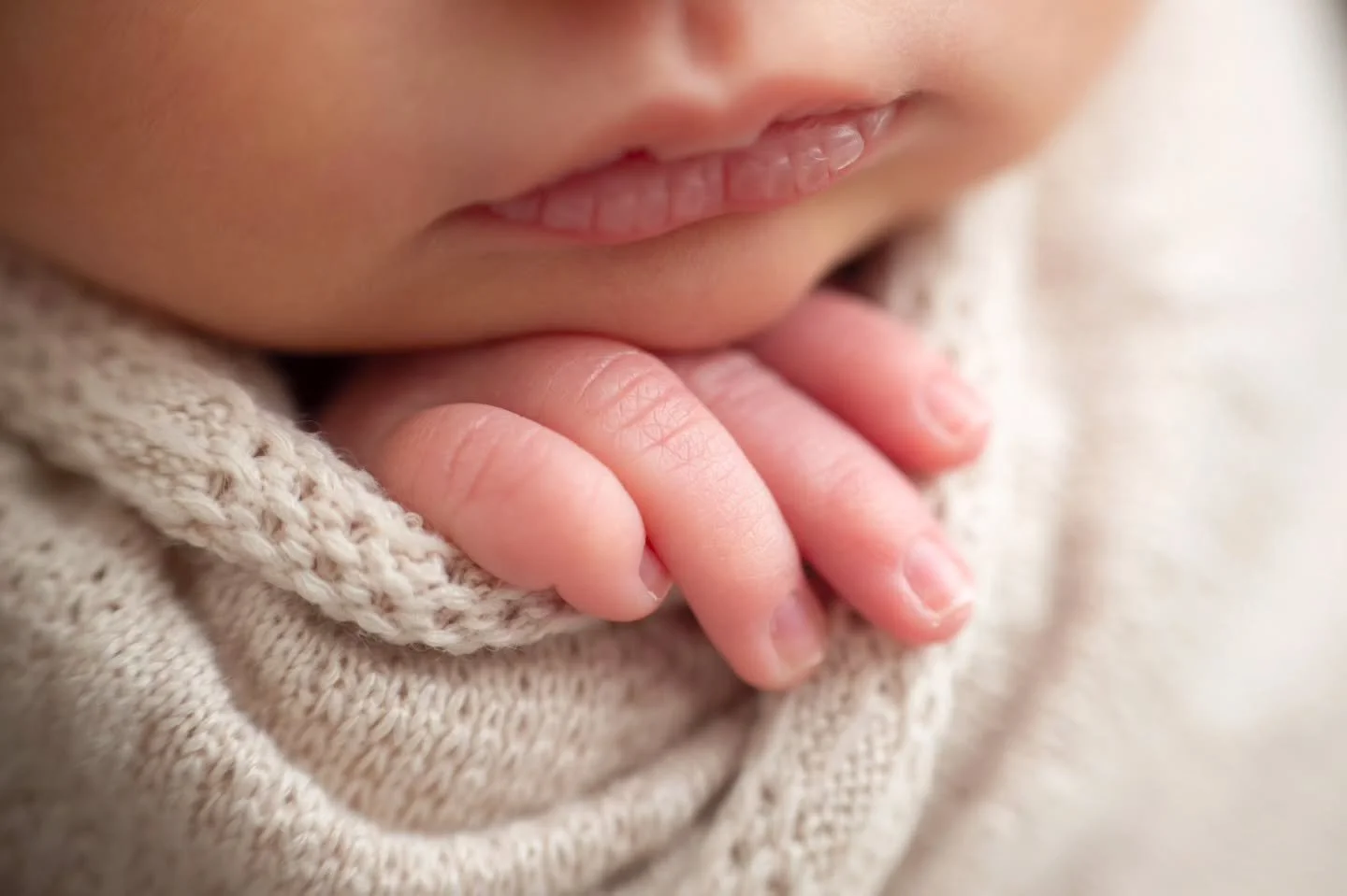 Friendly reminder to book your newborn session in advance before baby is born, don't wait til after!