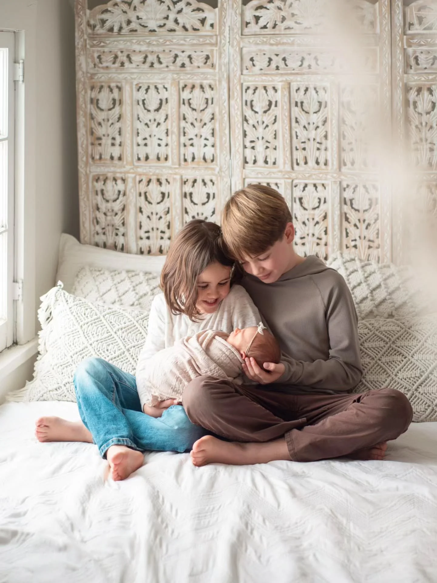 These big brothers are obsessed w their baby! They couldn't enough cuddles! Especially the little guy, he couldn't get close enough. He wanted to be velcroed to her.
