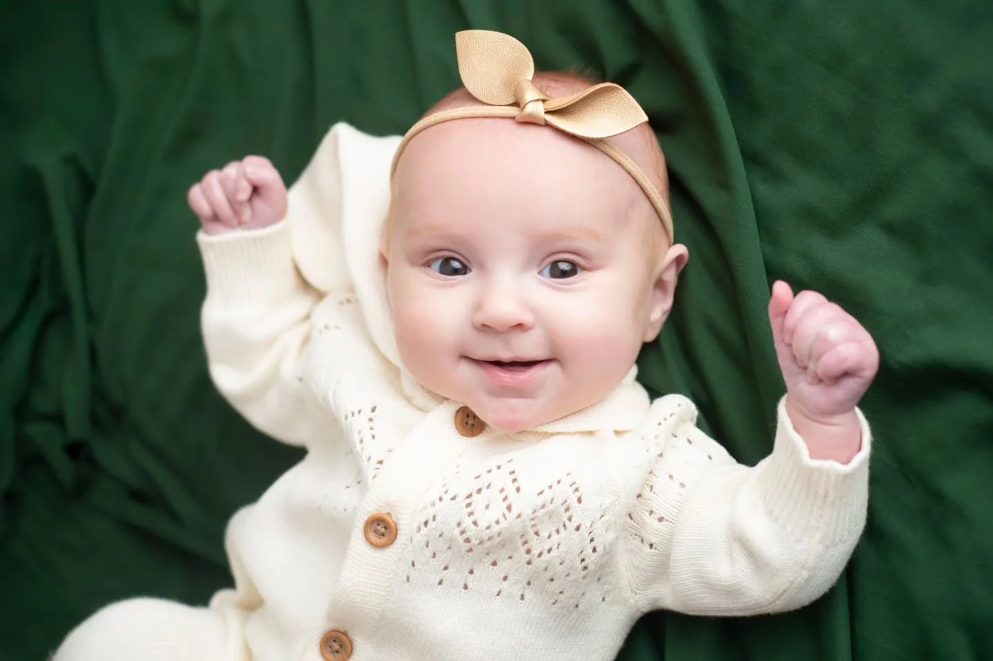 Ringing in New Year's Day by sending off this adorable baby's photo gallery :)
