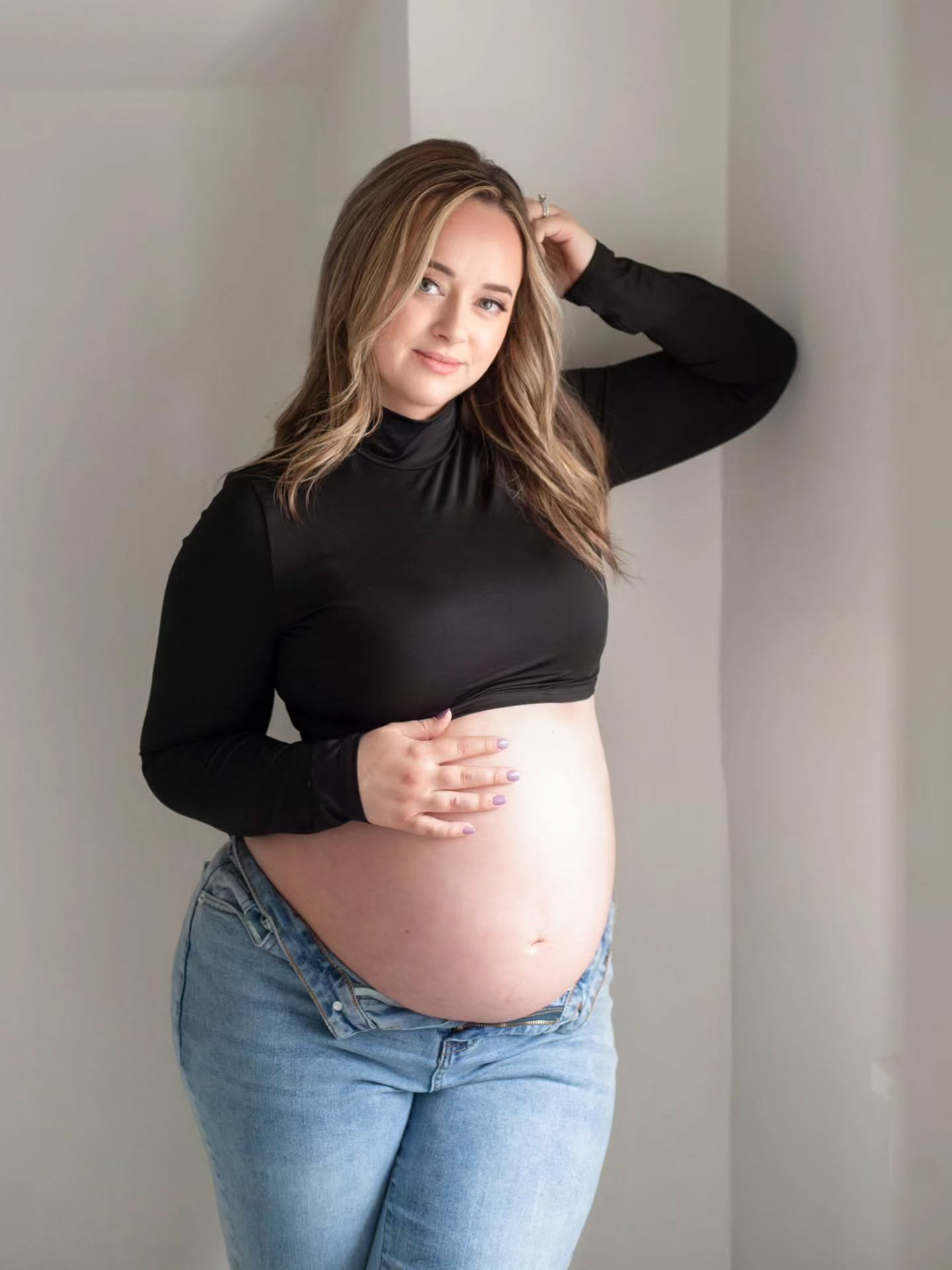 I'm kind of obsessed with her 😍 I swear I get the most beautiful moms at my maternity shoots! 🤩