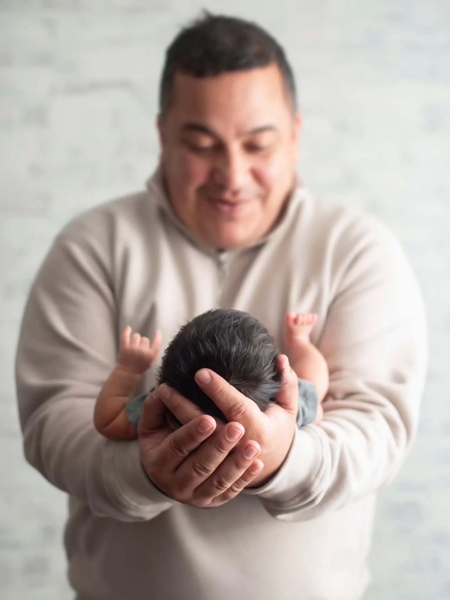 Had the sweetest little boy in the studio the other day 🤍 I'll post dad this time because I usually post moms and sometimes proud papas deserve a moment on the grid