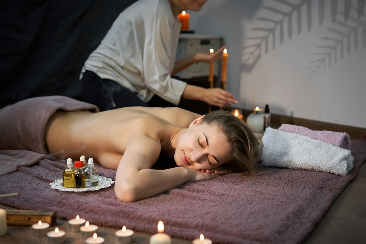 https://images.squarespace-cdn.com/content/v1/5f2864b6ee63644ee0b157d3/1724693932031-LXULT2XV0V9ZBI90QRZT/candle%2Bmassage%2Beverything%2Byou%2Bneed%2Bto%2Bknow.jpg