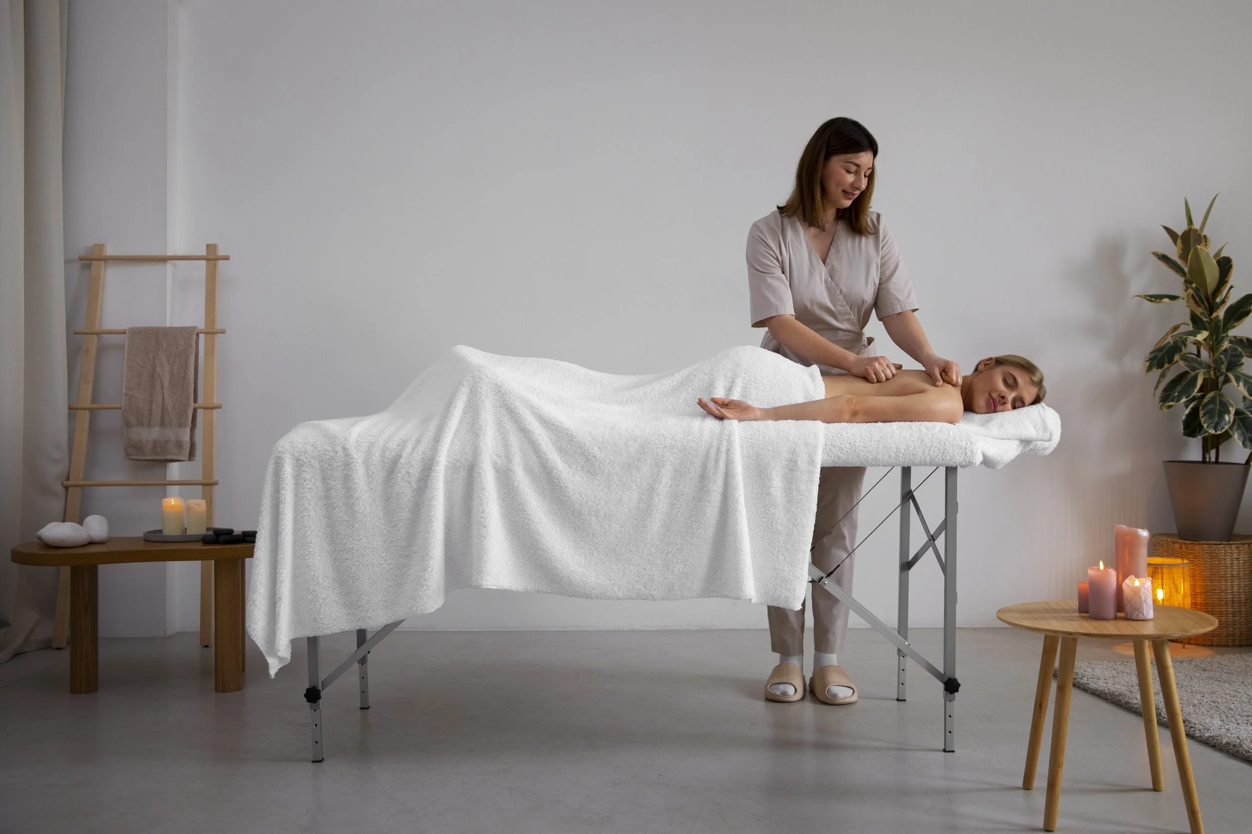 Lymphatic Drainage Massage for Torn Muscles and Injury Recovery: The Complete Guide - woman getting back massage from masseur+%281%29