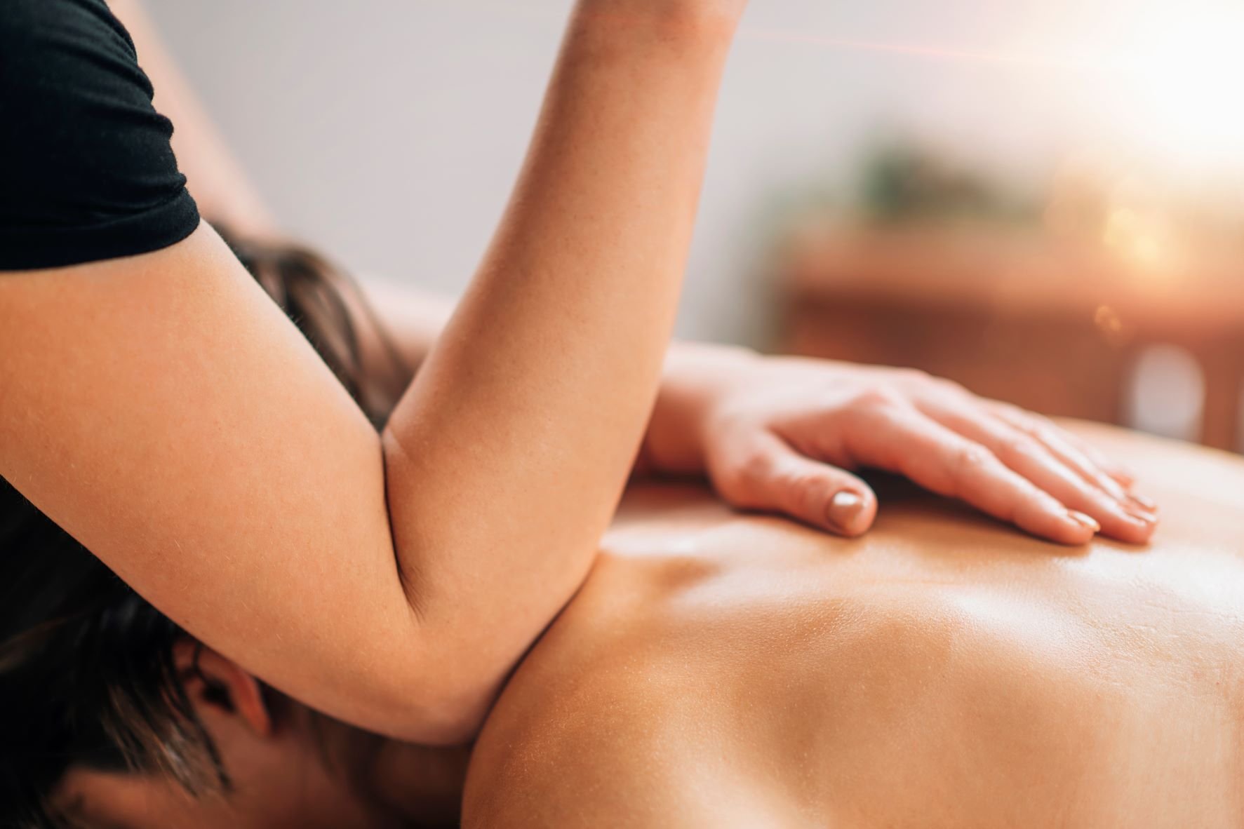What is a lomi lomi massage? — Spa Theory