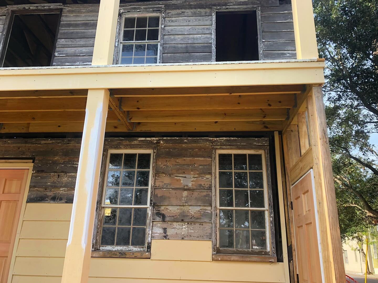 Love that we&rsquo;re able to restore these 200+ year old windows in downtown Charleston. What a work in progress!

.

#HamiltonBuildersSC #HamiltonBuildersCHS #CharlestonConstruction #CharlestonRenovation #CharlestonBuilders #SCConstruction #SCRenov