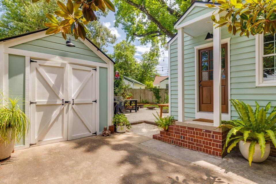 Happy Spring y&rsquo;all ☀️

This Charleston cottage has it all, including the perfect backyard for grilling and entertaining all spring and summer long! Check out all the photos of this reno on our website. Link in the bio.

📸 by: @donniewhitaker_p