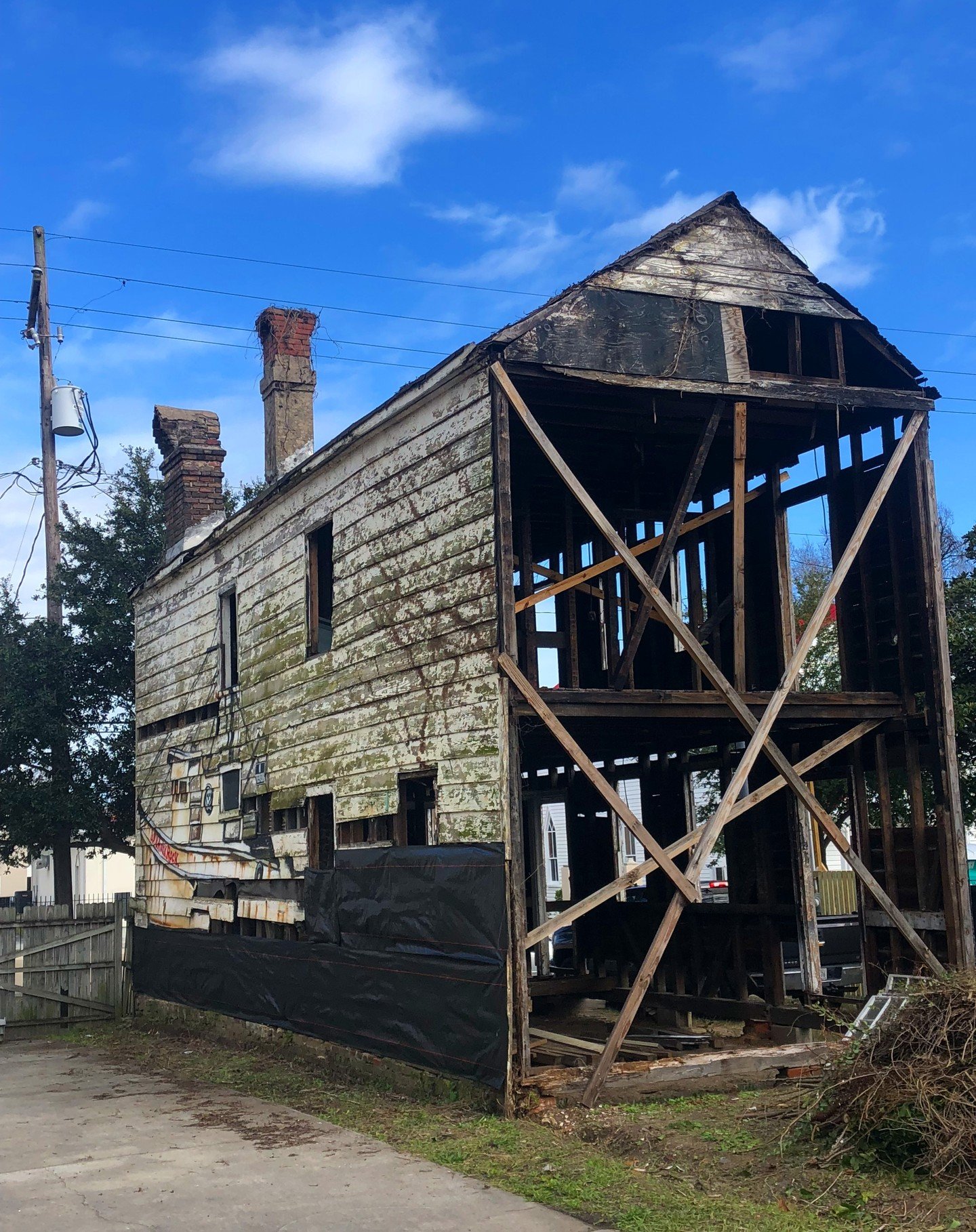 Hamilton Builders loves a challenge!

Originally built in 1830, this historic &quot;Charleston single&quot; was brought back to life. Hamilton Builders worked closely with the city&rsquo;s Board of Architectural Review to restore the architecture of 
