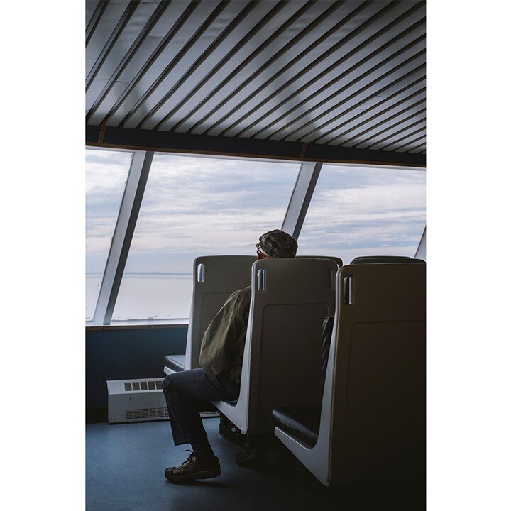 D'une rive &agrave; l'autre du Saint-Laurent.⠀⠀⠀⠀⠀⠀⠀⠀⠀
Berc&eacute; par les vibrations de l'eau, on rallie Rimouski depuis Forestville &agrave; bord du ferry. Une heure de travers&eacute;e pendant laquelle le voyageur se fait patient, guettant les li