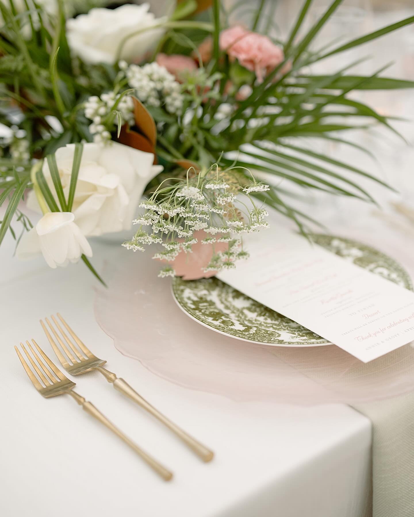 obsessed with the soft and subtle pops of pink peeking through on A + G&rsquo;s tablescape 

@janelleputrich 
@petalandpeachfloral 
@gibbesmuseumevents 
@curatedeventscharleston 
@littleblackdresspaperie 
@studio.ack 

#weddingreception #tablescape #