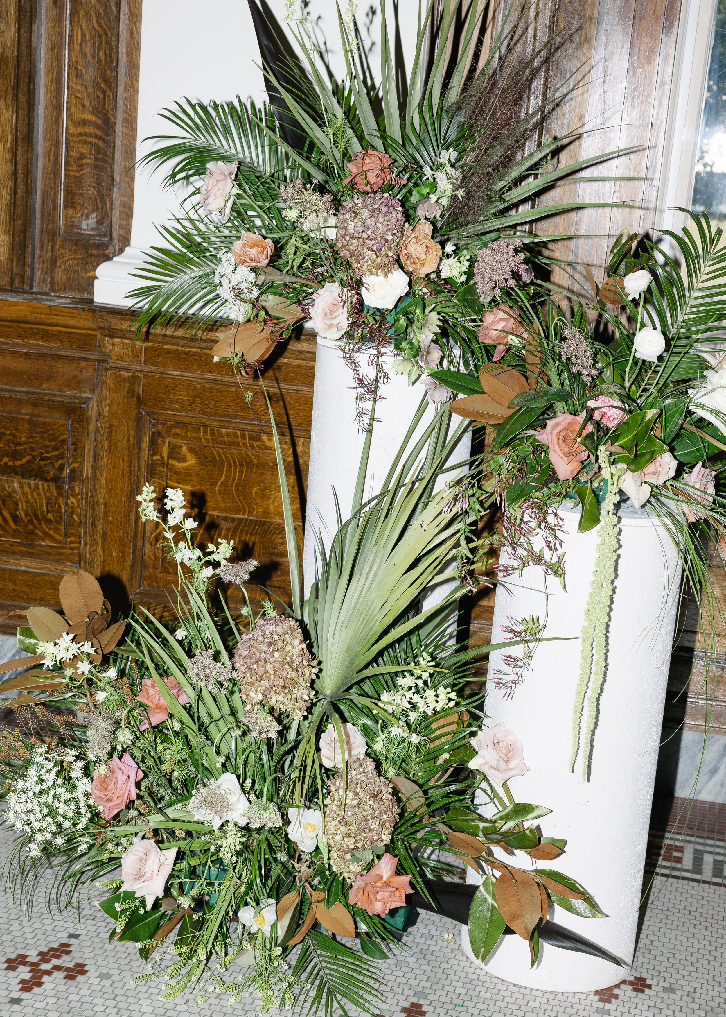 Annie + Geoff | Photographer: Janelle Putrich | Florals: Petal & Peach | Venue: The Gibbes Museum of Art 