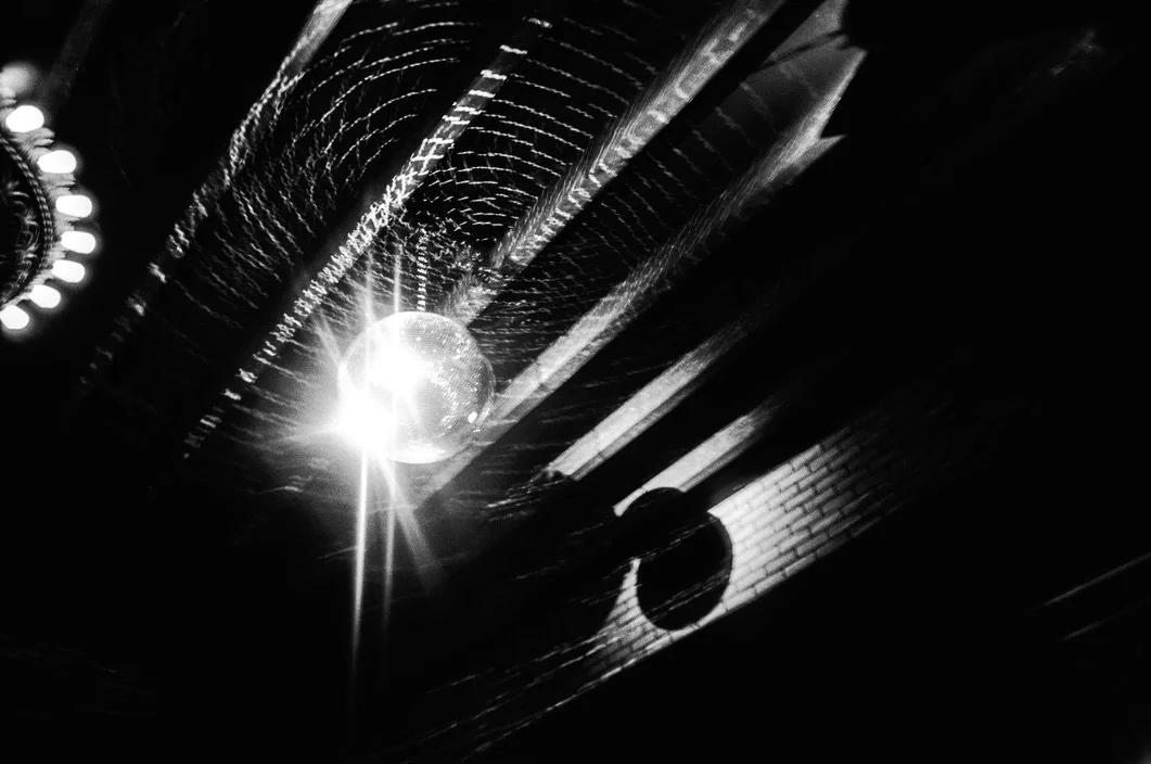 more mirror balls 🪩 more dancing 💃 same energy in the new year 

Happy NYE fam!!!! 

photos: @michaellajelin 
venue: @boweryhotel_events 
DJ: @missdjjune 

&bull; &bull; &bull; &bull; 

#endofyearenergy #weddinginspo #weddingreception #discoballwed