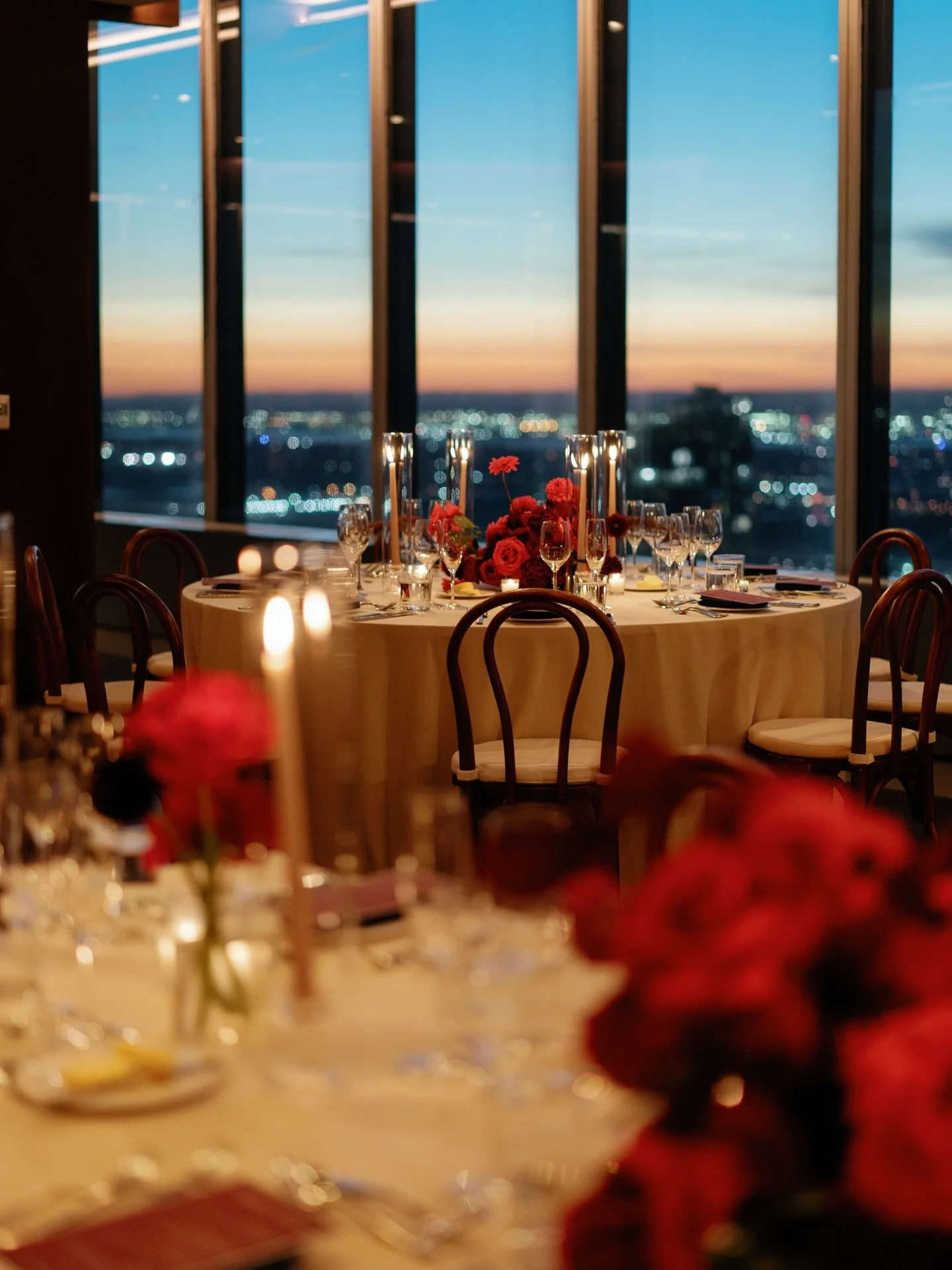candles lit, city glowing&hellip;. Malika + Spencer&rsquo;s reception at Manhatta was a total vibe ✨🌹

photo: @allisonhammondcreative 
venue: @eventsatmanhatta 
florals: @aurorabotanica 
linens: @bbjlatavola 
rentals: @broadwaypartyrentals 
paper: @