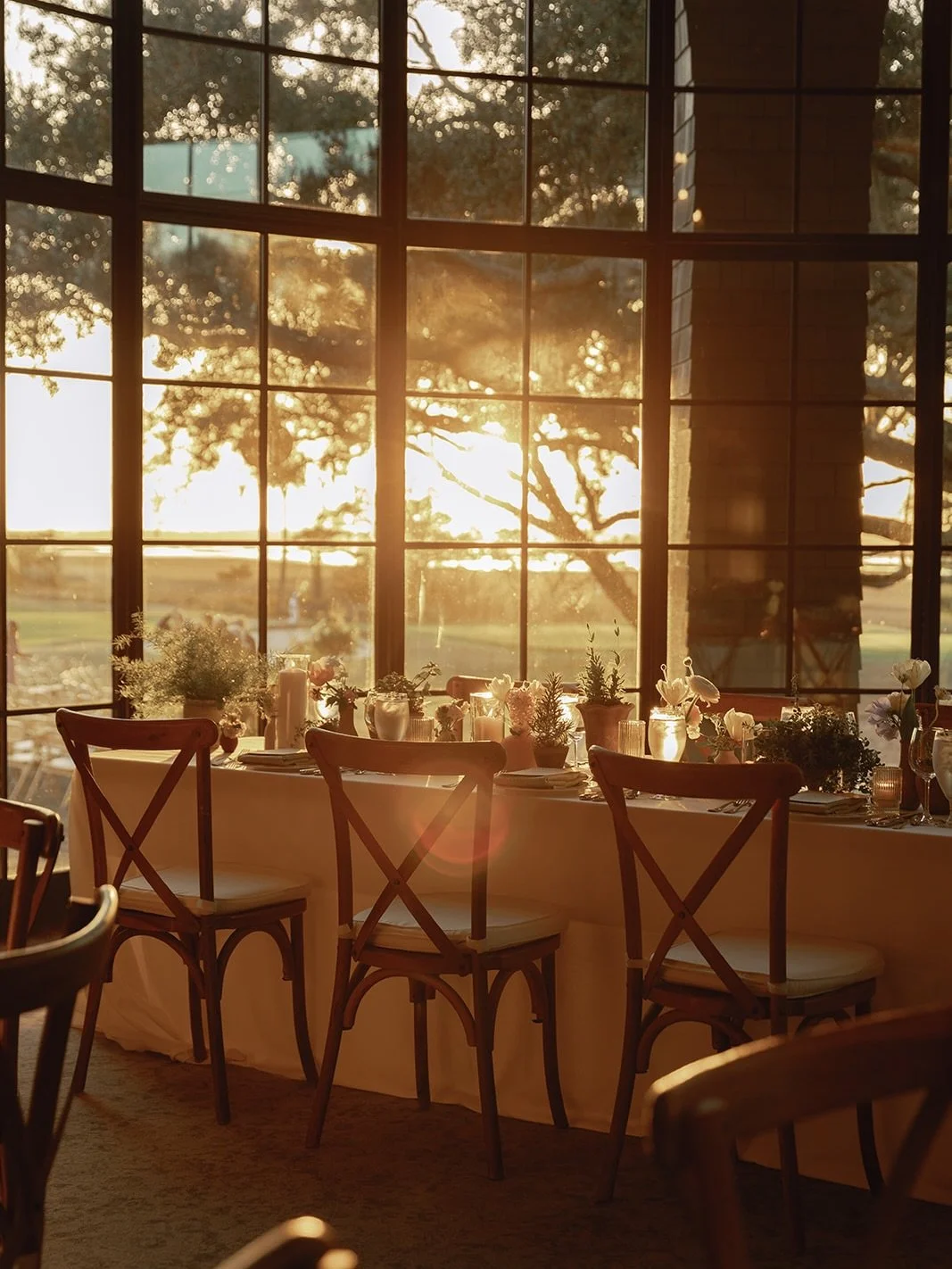 That sunset glow and garden-inspired details ✨🪴 

Isabelle &amp; Carl leaned into a design that felt warm and thoughtful. Every detail had a purpose and nothing felt over the top. This is proof that some of the most beautiful celebrations are tastef