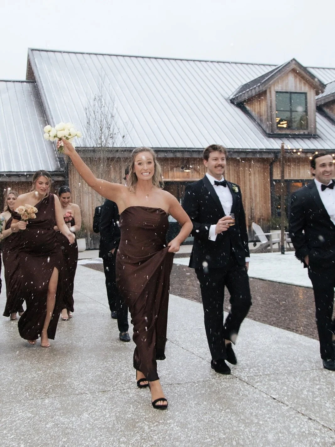 Snow in Charleston during wedding party photos ❄️

Raven &amp; Alex and their favorite people fully leaned in and somehow it made the day even more magical 🤎🤍

@jenniferaustinphoto 
@bearded.florist 
@charlestonido 
@dunlinauberge 

&bull; &bull; &