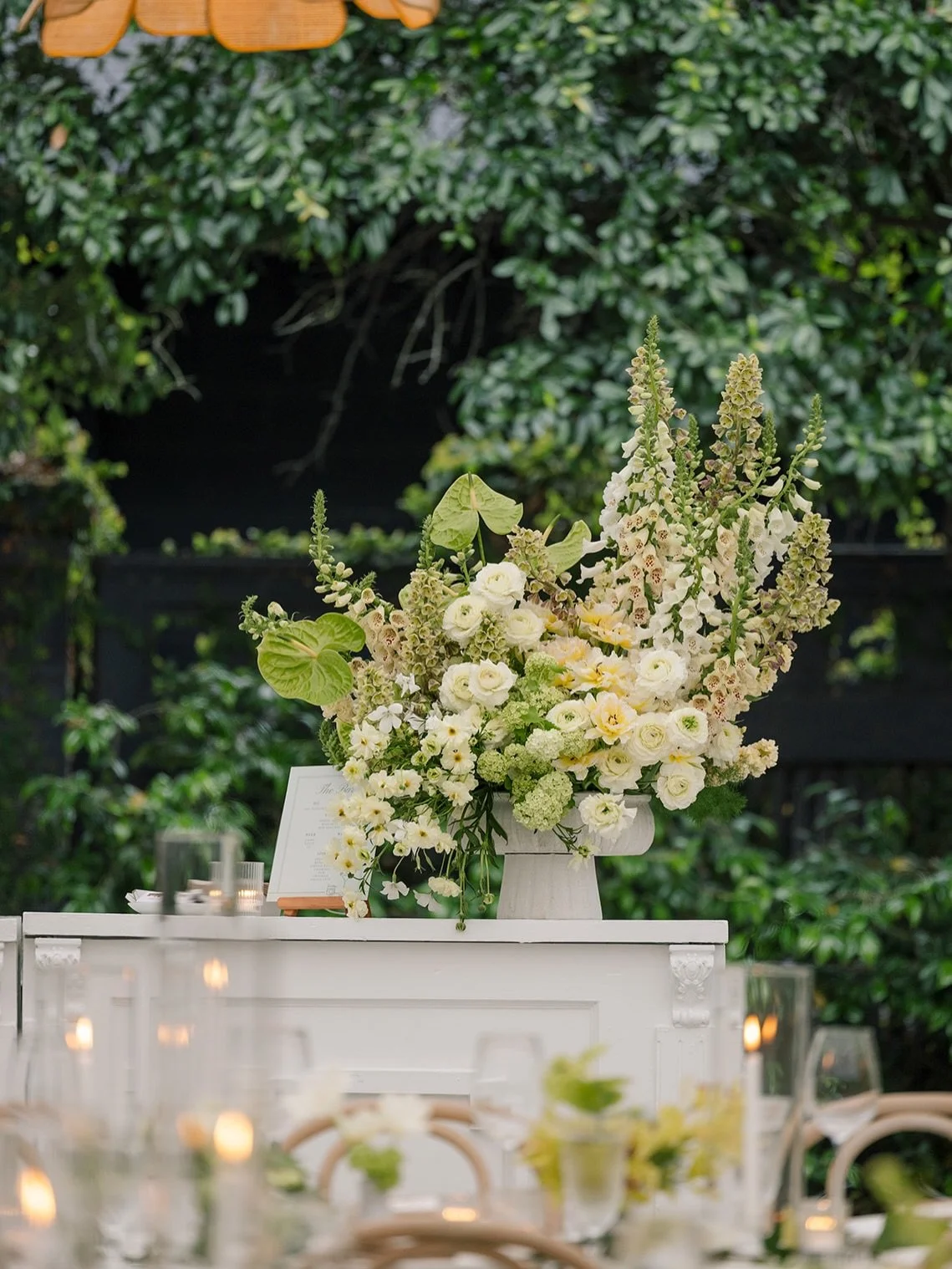 a moment for the bar arrangements of 2026 🥃🌸

florals by @bearded.florist @aurorabotanica @petalosofloraldesign 

photos by @georgiaandmicah @irisandford @jenniferaustinweddings @katiemccuin  @nmicklephotography