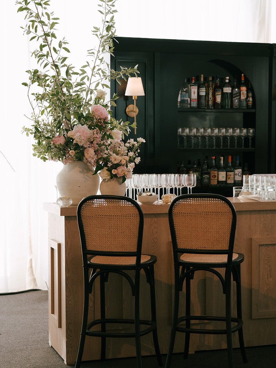 save me a seat at this bar any day 🍸

Photo + Video: @mollymeetsmagic / team: @orionalvaradofilms, @verdandiphoto, @littlelesliephotos 
Venue: #SleepyHollowCountryClub 
Floral + Design: @mattymuskrat 
Planning + Design: @marianfrancesevents
Rentals: