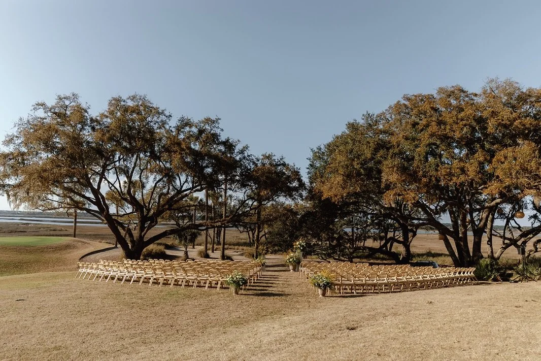 we loved the placement and design of this semi-circle ceremony set-up at #TheRiverCourse 

this location offered a beautiful natural backdrop (even in the less-lush month of March) framing the couple with the classic Lowcountry trees, Spanish moss, a