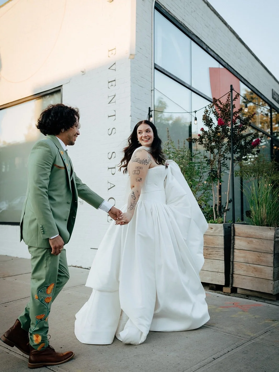 A couple days late, but I will take any excuse to celebrate Lillie and Jeremy!!!! Happy anniversary you two wonderful people!!!! 💗🐊🪩 9.19.25

photo: @luciebphoto 
florals: @stemsbrooklynweddings 
planning + design: @marianfrancesevents 
venues: @b