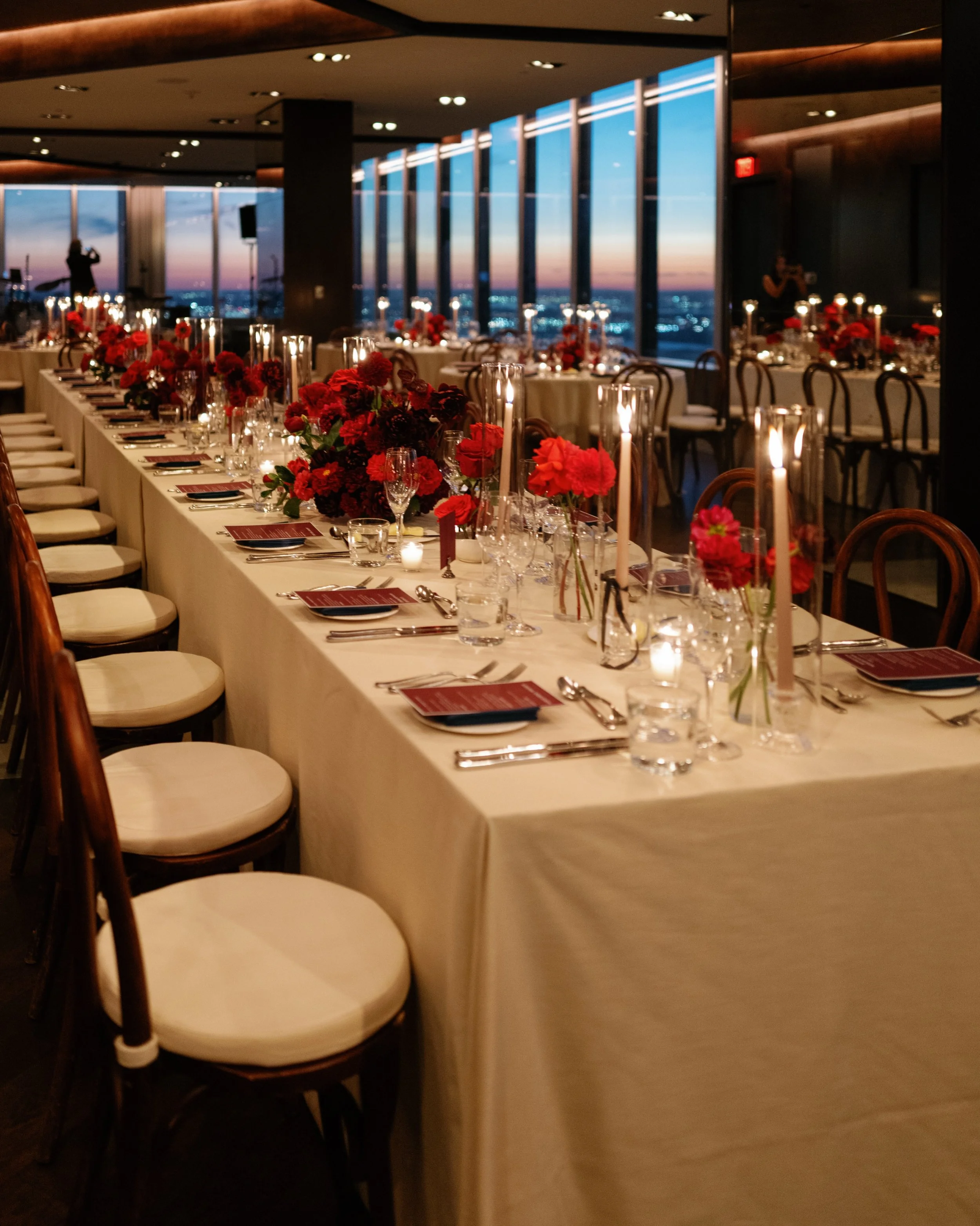 One year ago, a candlelit dinner high above Manhattan for a couple who loves a good book and a good bottle of wine 🍷📚 instead of escort cards, gusts found their table through a book with their name tucked inside&hellip;theirs to keep, read, and rem