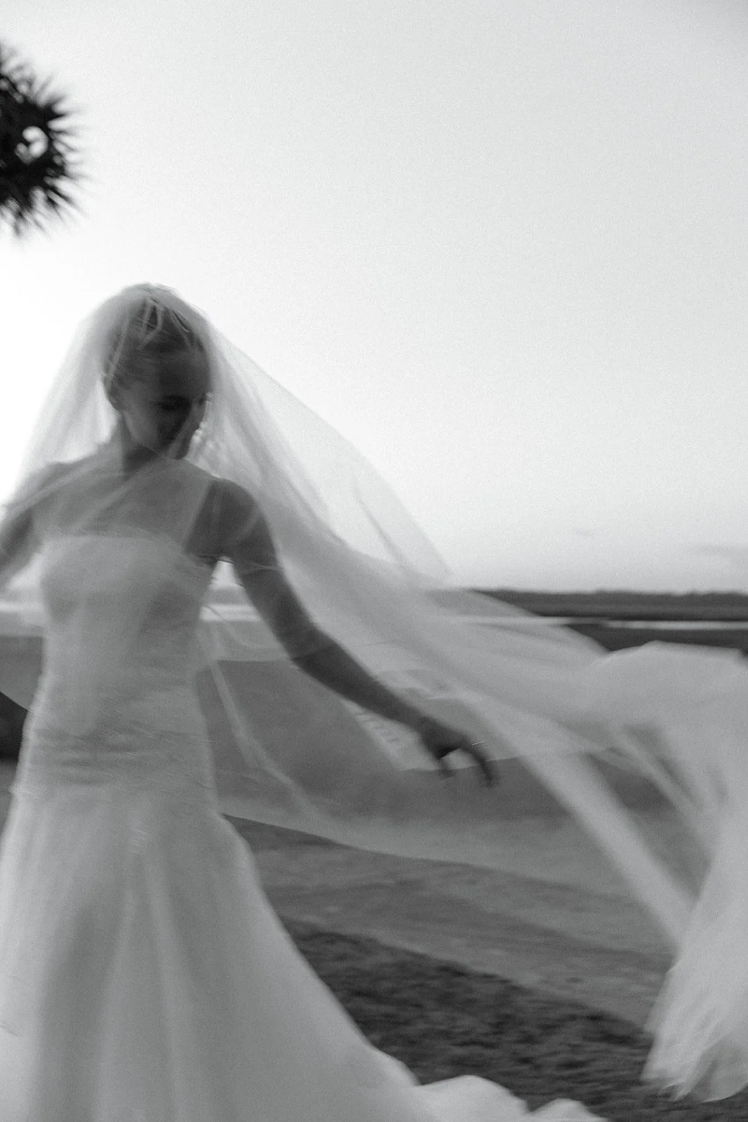 Isabelle + Carl | Photographer: Katie McCuin | Florals: Petaloso | Venue: Kiawah Island Club River Course