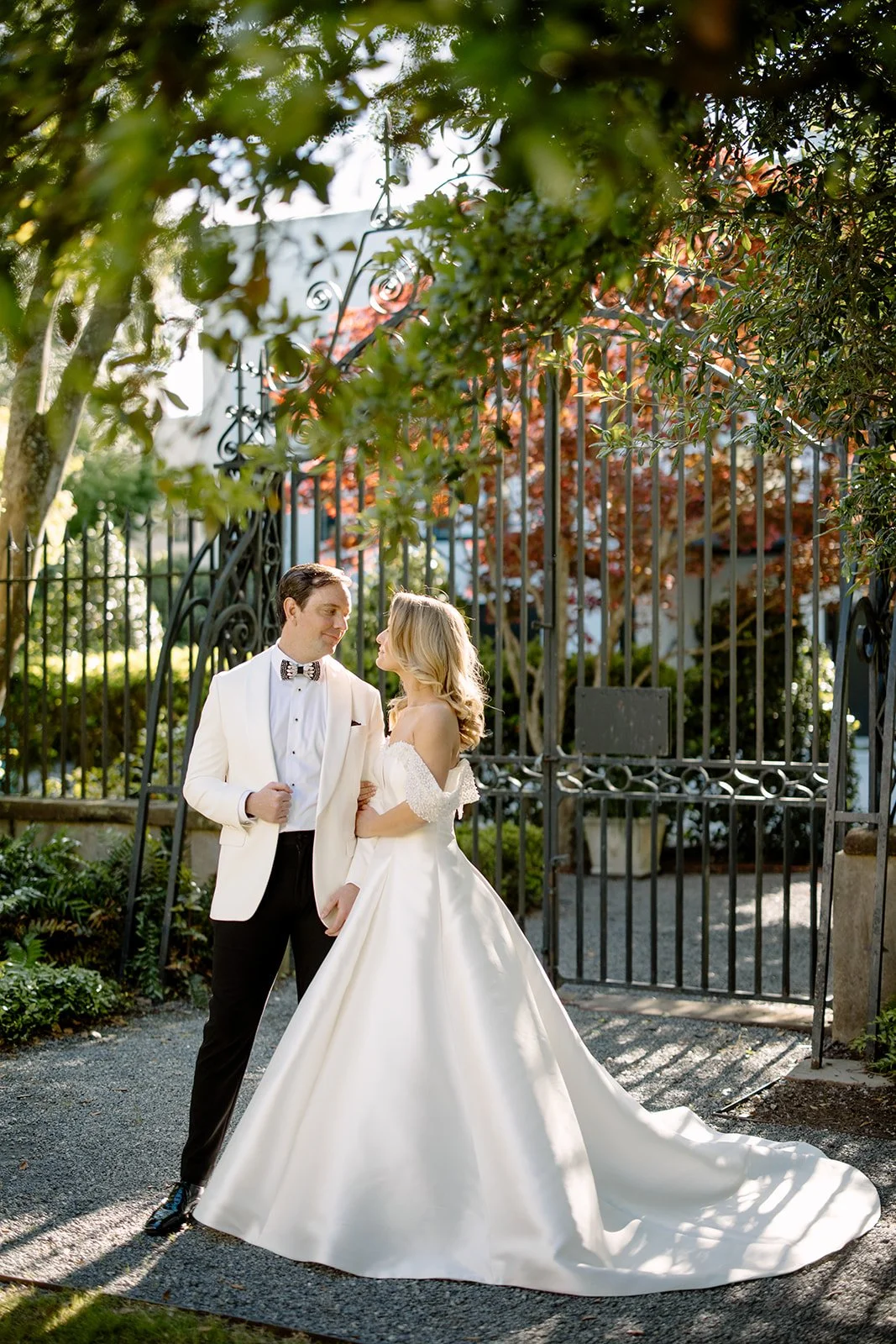 Annie + Geoff | Photographer: Janelle Putrich | Florals: Petal & Peach | Venue: The Gibbes Museum of Art 
