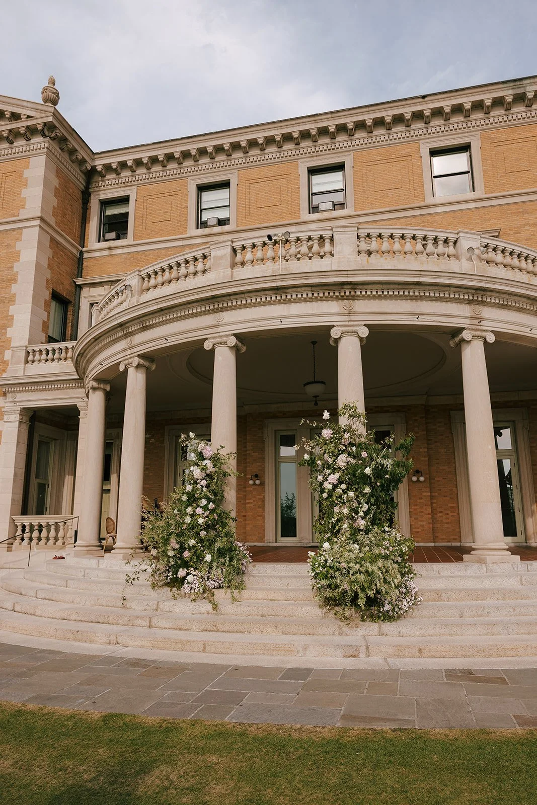 Isa + Cody | Photographer: Molly Adams | Florals: Matthew Muscarella | Venue: Sleepy Hollow Country Club