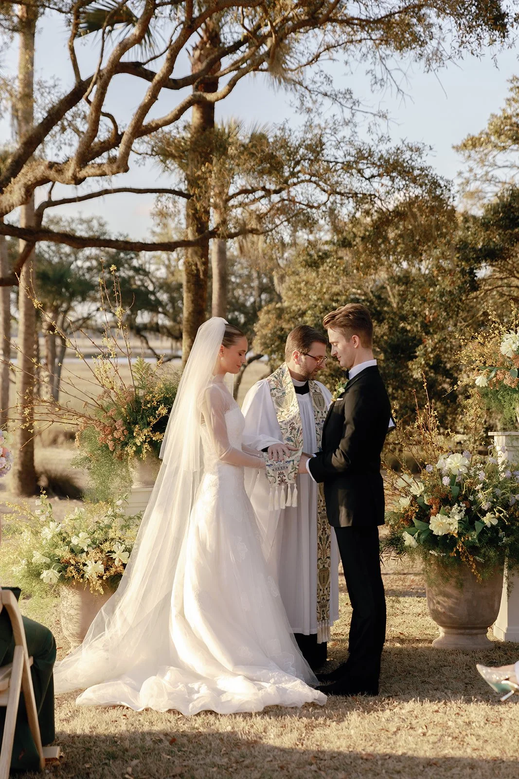 Isabelle + Carl | Photographer: Katie McCuin | Florals: Petaloso | Venue: Kiawah Island Club River Course