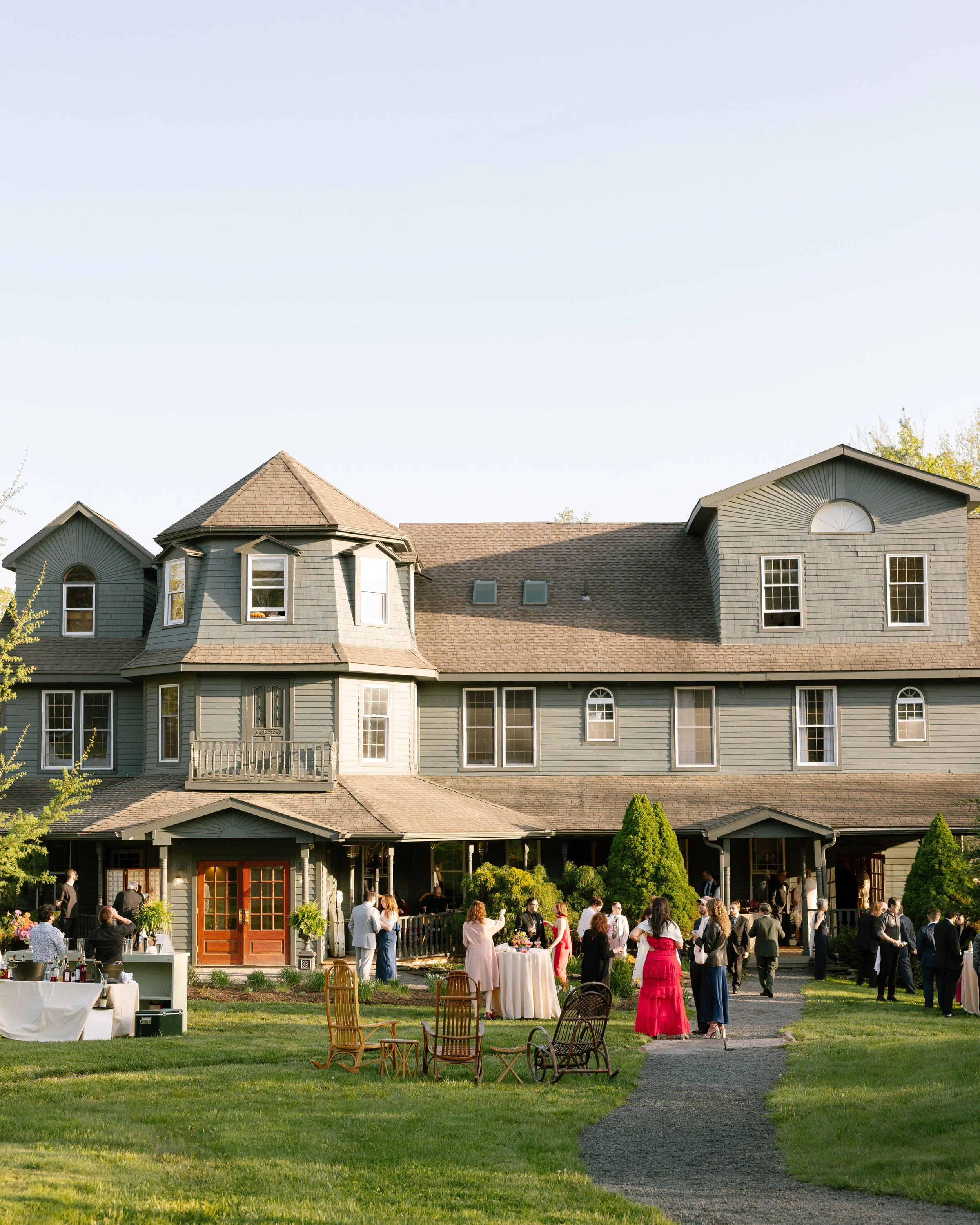 Gemma + Julian | Photographer: Tess Schilke | Florals: Justin Reis | Venue: Hotel Lilien