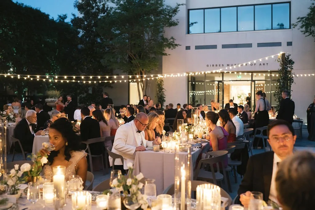 Moe + Cooper | Photographer: Gayle Brooker | Florals: Petaloso | Venue: The Gibbes Museum. of Art
