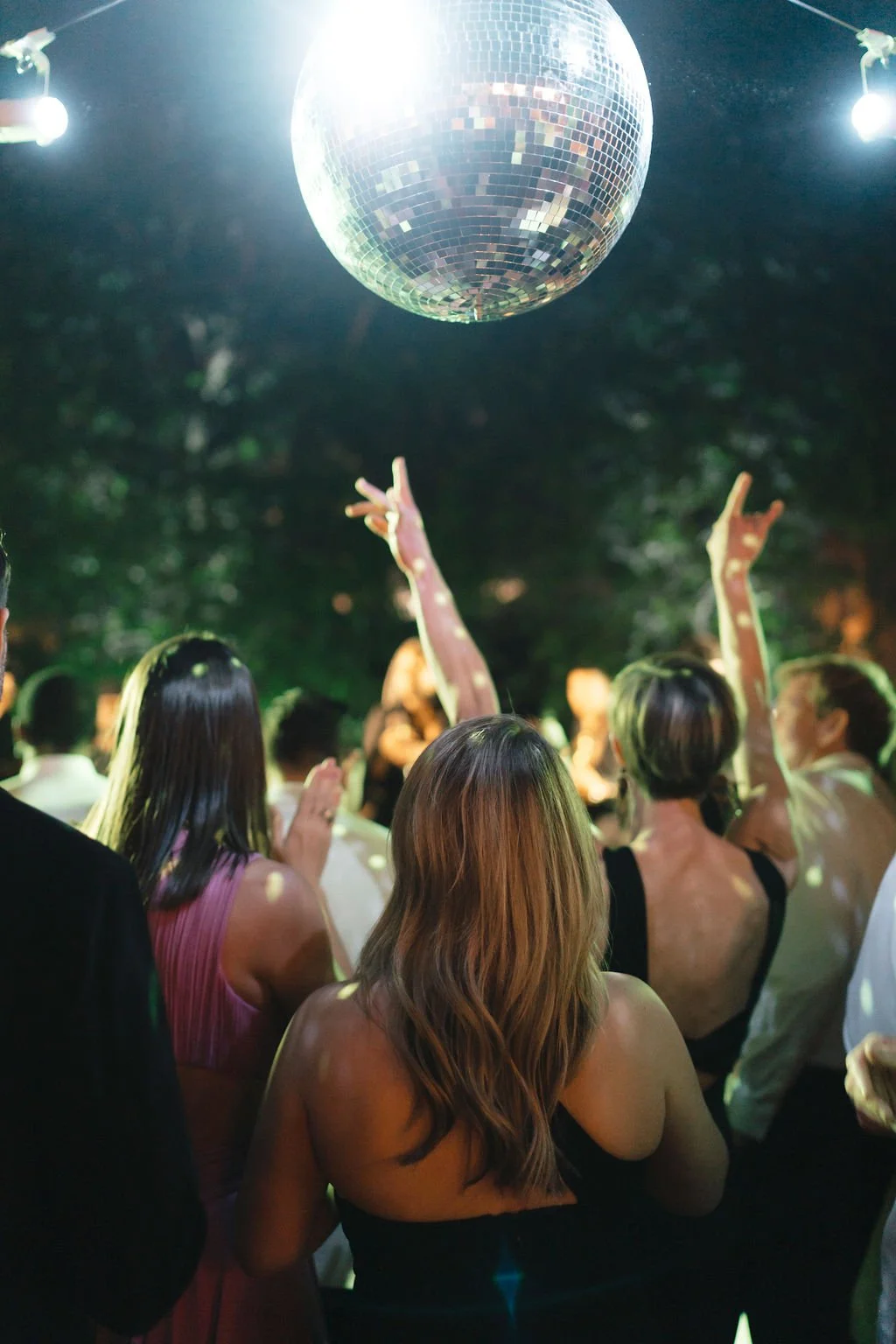 Moe + Cooper | Photographer: Gayle Brooker | Florals: Petaloso | Venue: The Gibbes Museum. of Art