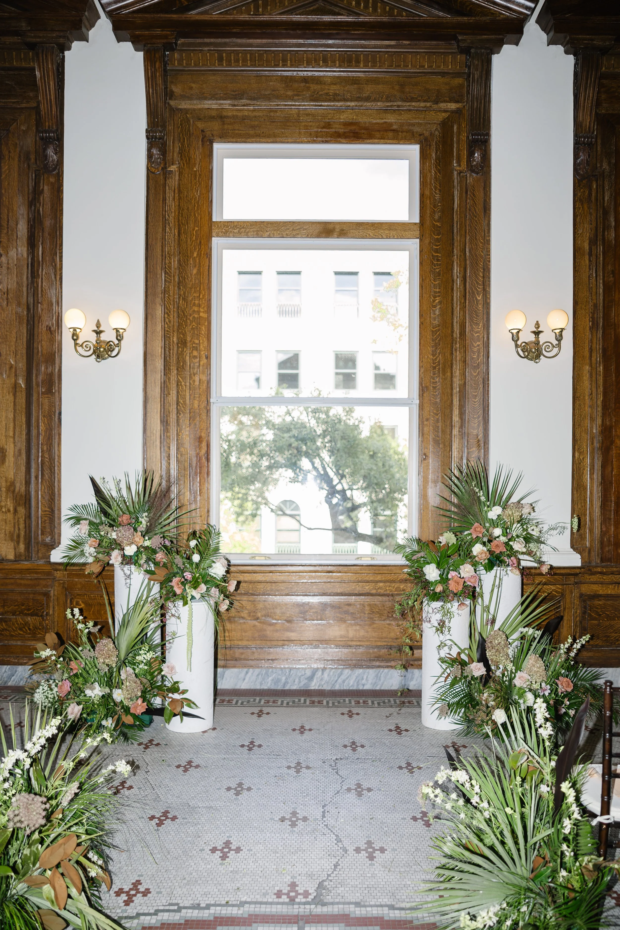 Annie + Geoff | Photographer: Janelle Putrich | Florals: Petal & Peach | Venue: The Gibbes Museum of Art 