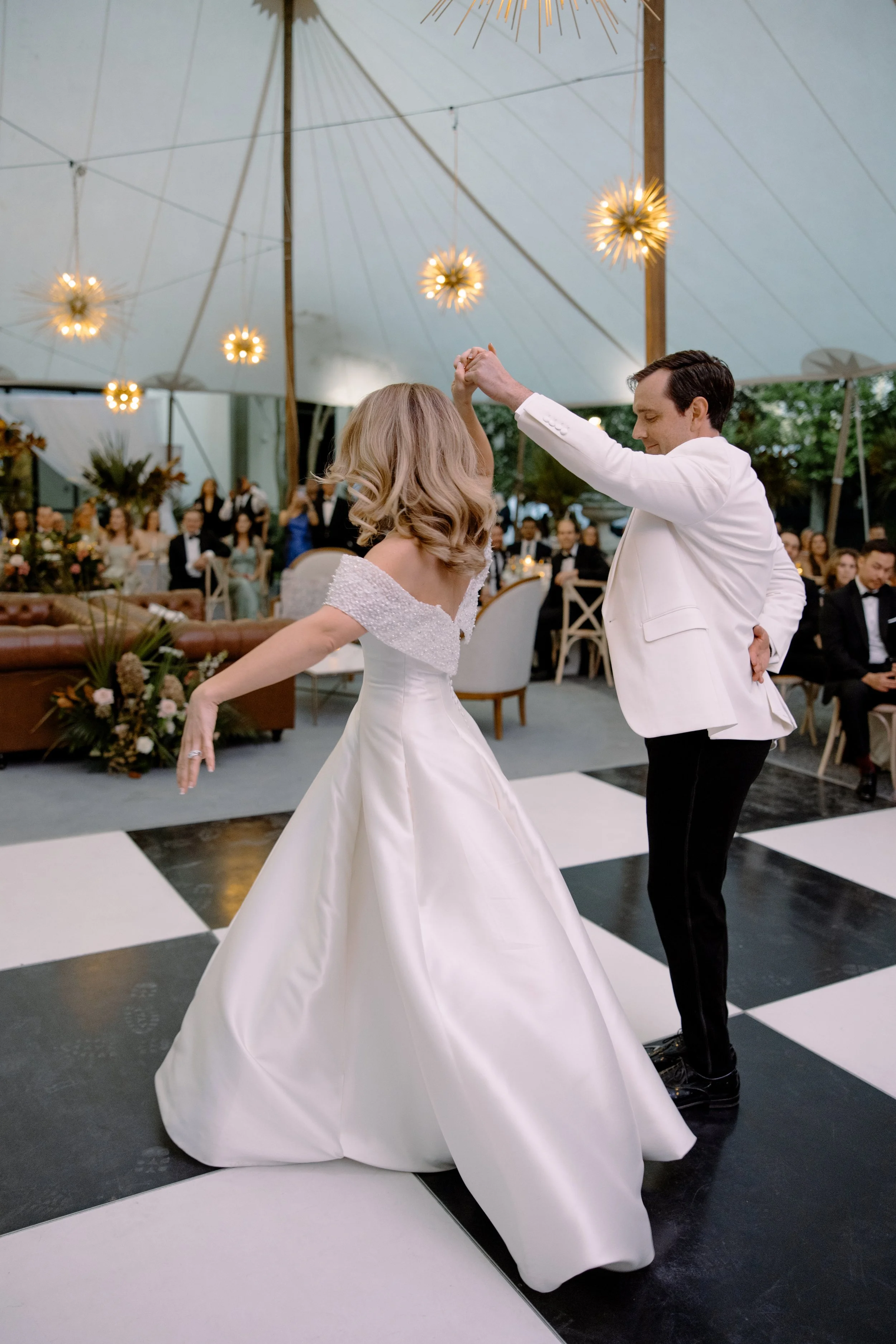 Annie + Geoff | Photographer: Janelle Putrich | Florals: Petal & Peach | Venue: The Gibbes Museum of Art 