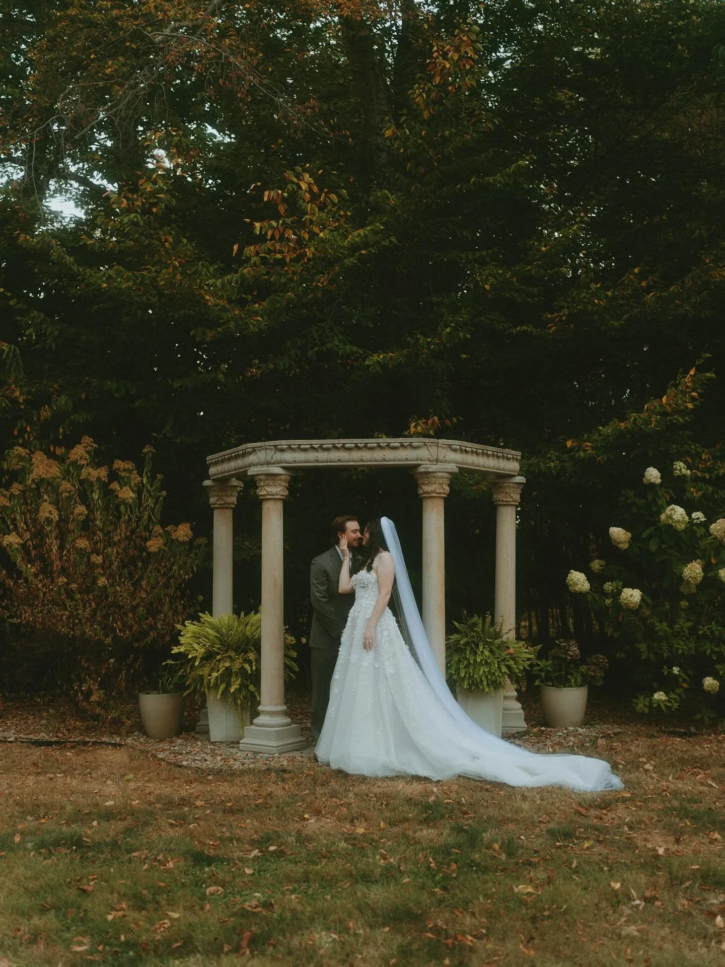 The Becks! &lt;3
Abby and Andrew&rsquo;s late summer wedding at Waters Edge Vineyard . The most perfect warm day, just as the leaves began to turn.

✨VENDORS:
Venue: @watersedgevineyard
Hair:  @allybesaw
Makeup: @beauty.by.cathy Hair
Photo/Video: us 