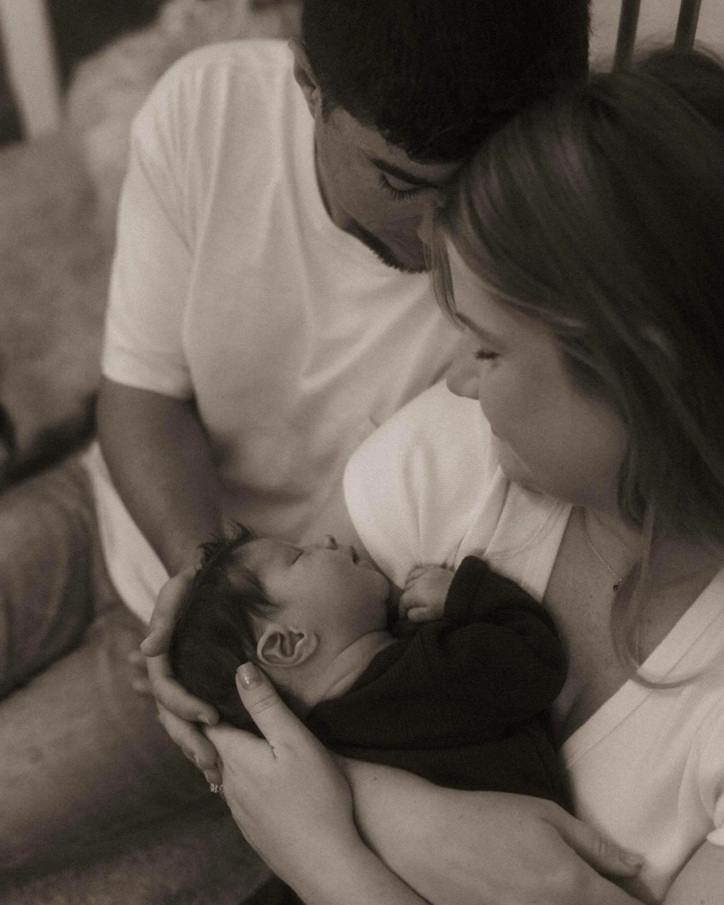 | often get asked if I do newborn/ maternity sessions. YES! Here are some black and whites from maternity to newborn! The Young family🖤🤍
.
.
.
#cleveland|photographer #ohiophotographer
#clevelandmaternityphotographer #documentaryfamilyphotographer 