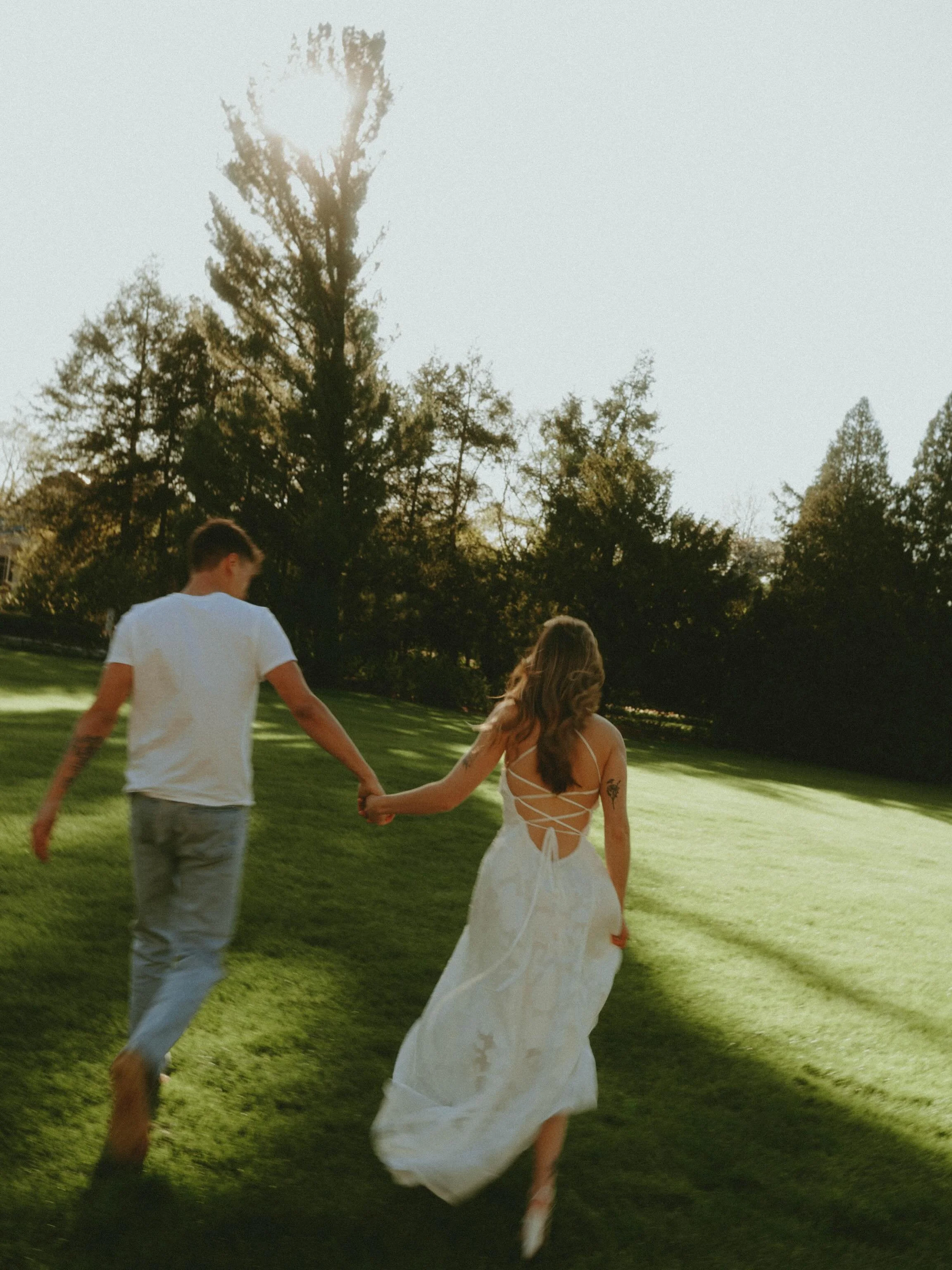 Hadley + Hayden&rsquo;s engagement session~
Pt 1:IN THE GARDEN
✨🌸🫶🏻

&bull;
&bull;
.

#clevelandweddingphotographer
#ohioweddingphotographer
#elopementphotographer
#documentaryweddingphotographer
#filmweddingphotographer