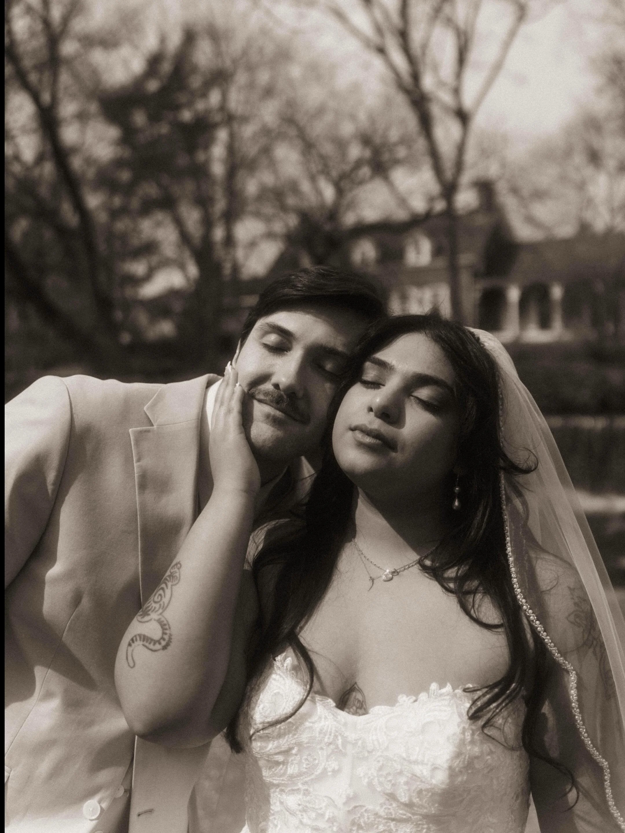 More moments from the Frankline-O&rsquo;Brien wedding in B&amp;W and color!🤍🖤

Beauty:  @vampire.vanity
Live Musician: @alliemaymusic

.
.
.

#clevelandweddingphotographer
#ohioweddingphotographer
#elopementphotographer
#documentaryweddingphotograp