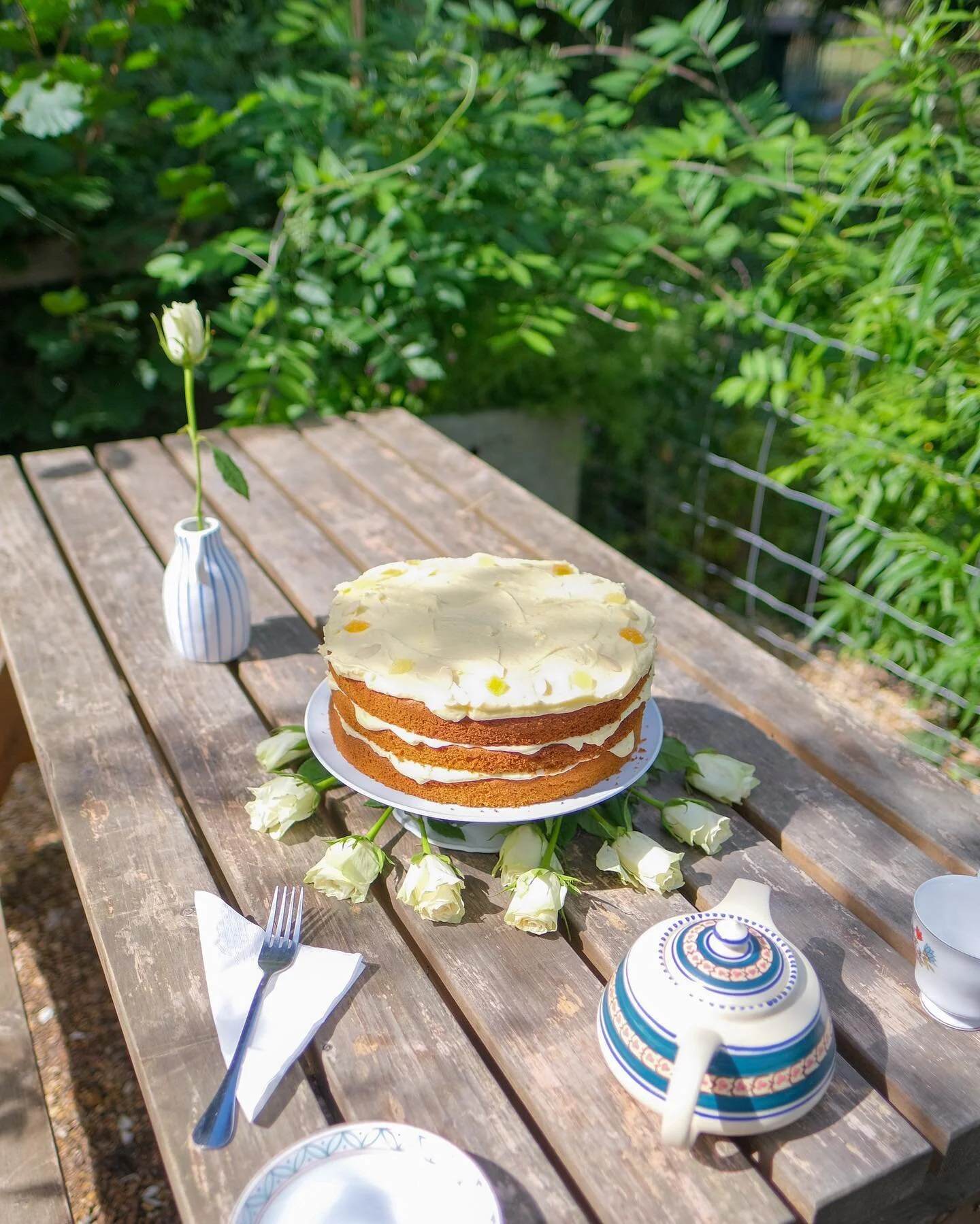 🍋🍋 Come and try our delicious and zesty lemon cake 🍰 We&rsquo;ve also got a cake made with ripe Greengages picked on the farm, in addition to the usual host of chocolate cakes and slices! 🪴