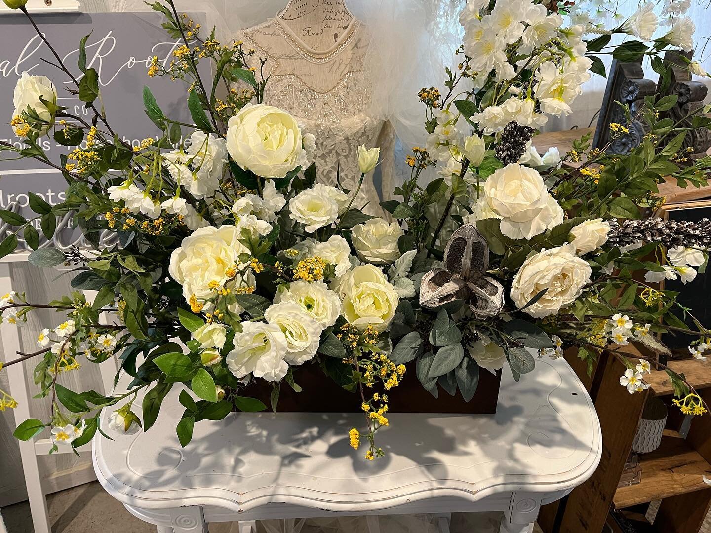 Did you know that we also offer everlasting designs for purchase or rent!  Our signature style can be ordered with fresh cut florals or we can source amazing everlasting stems to create a custom design #floraldesignoromedonte #craighurstflorist #upco