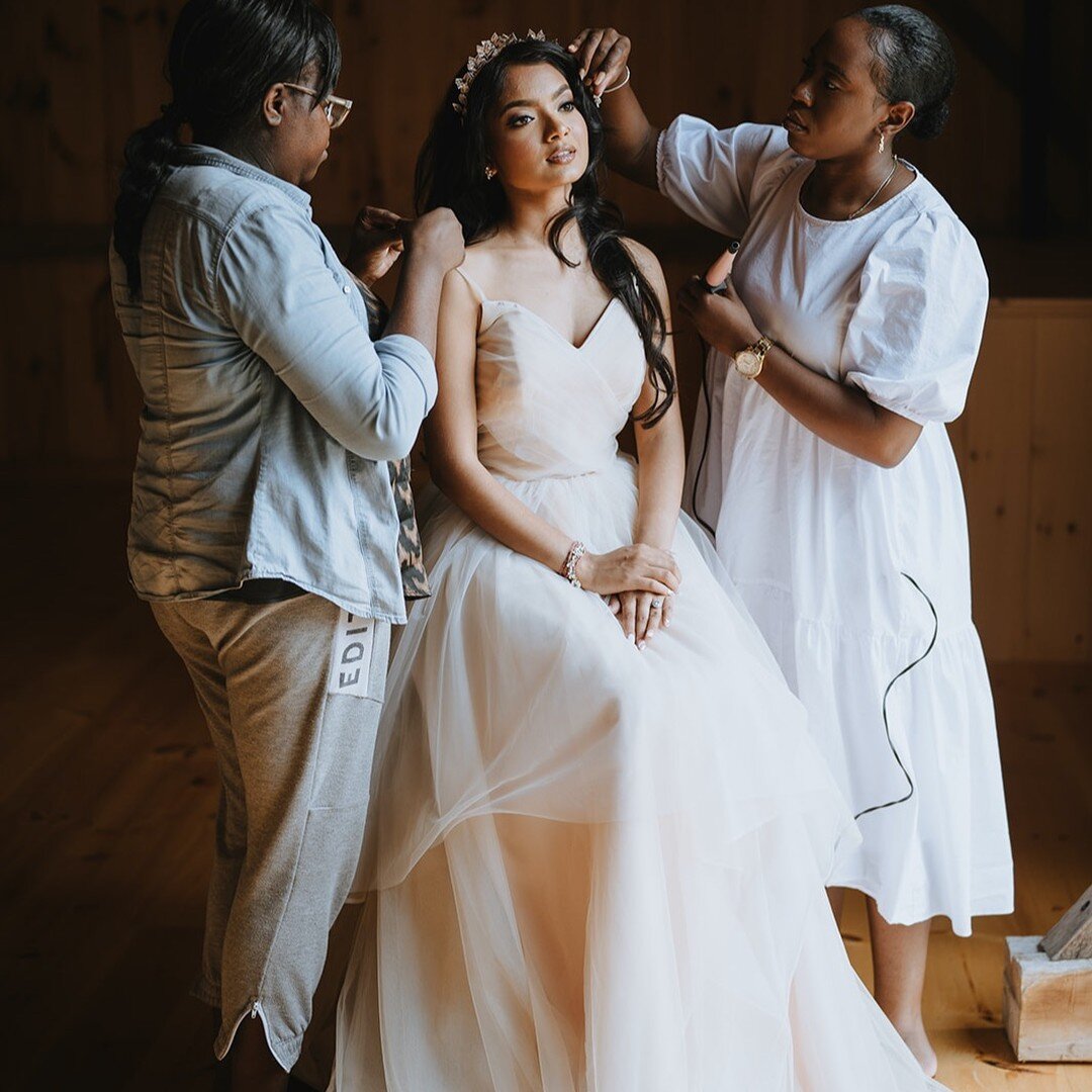 Enjoy the moments leading up to &quot;The Moment&quot; you have been dreaming about for a long time... Having a great support team is important on your wedding day!
#ontariohistoricalbarnvenues #ivyridgebarn #ivyridgeestate #hairandmakeupontario #ont